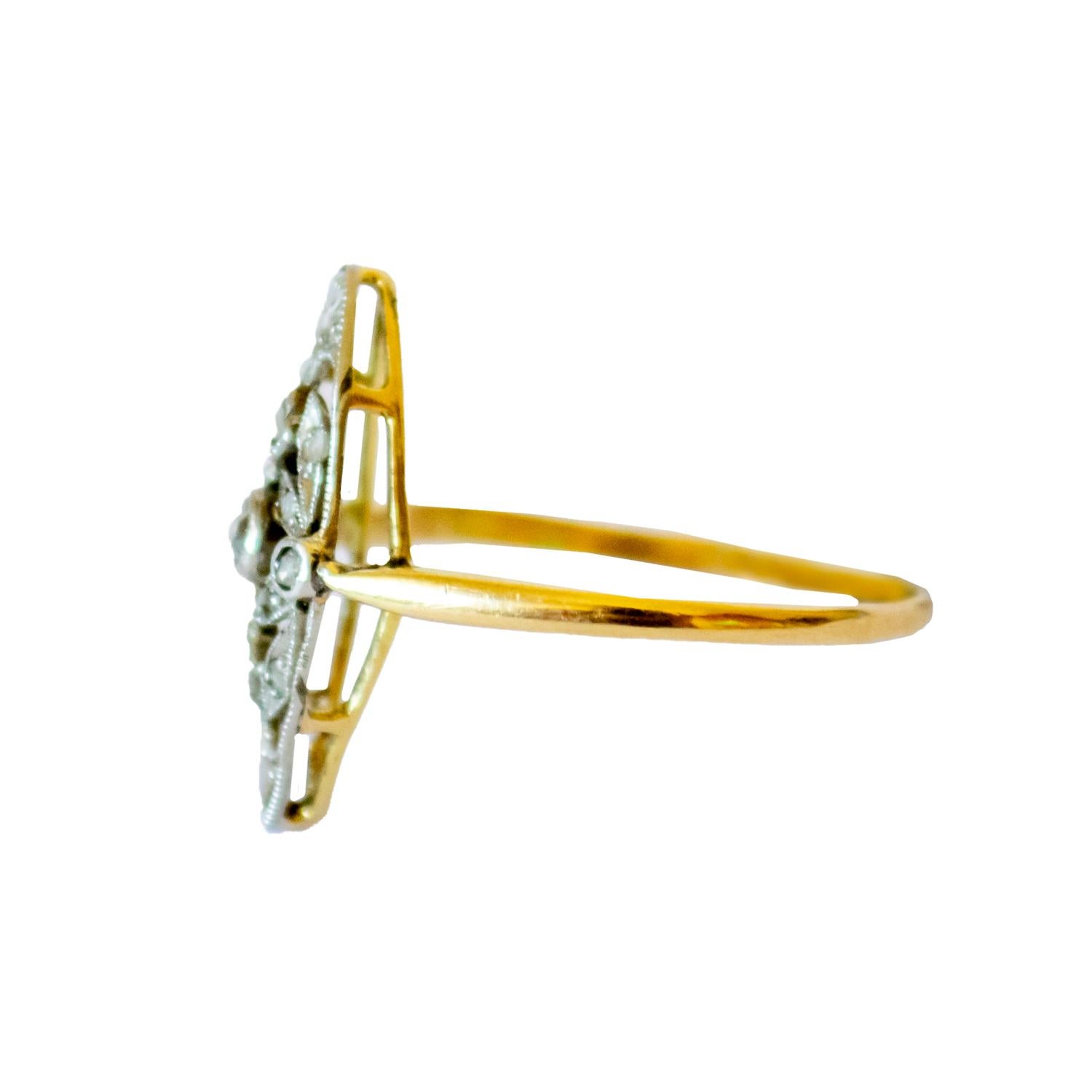 Dieser Art-Déco-Ring aus der Zeit um 1930 ist aus 18 Karat Gold mit Platin-Akzenten gefertigt und mit Diamanten besetzt.
 Es hat ein Gewicht von 1,58 Gramm und ist in der Größe 54/14. 
Die Diamanten sind eine Mischung aus Antik- und Rosenschliff und