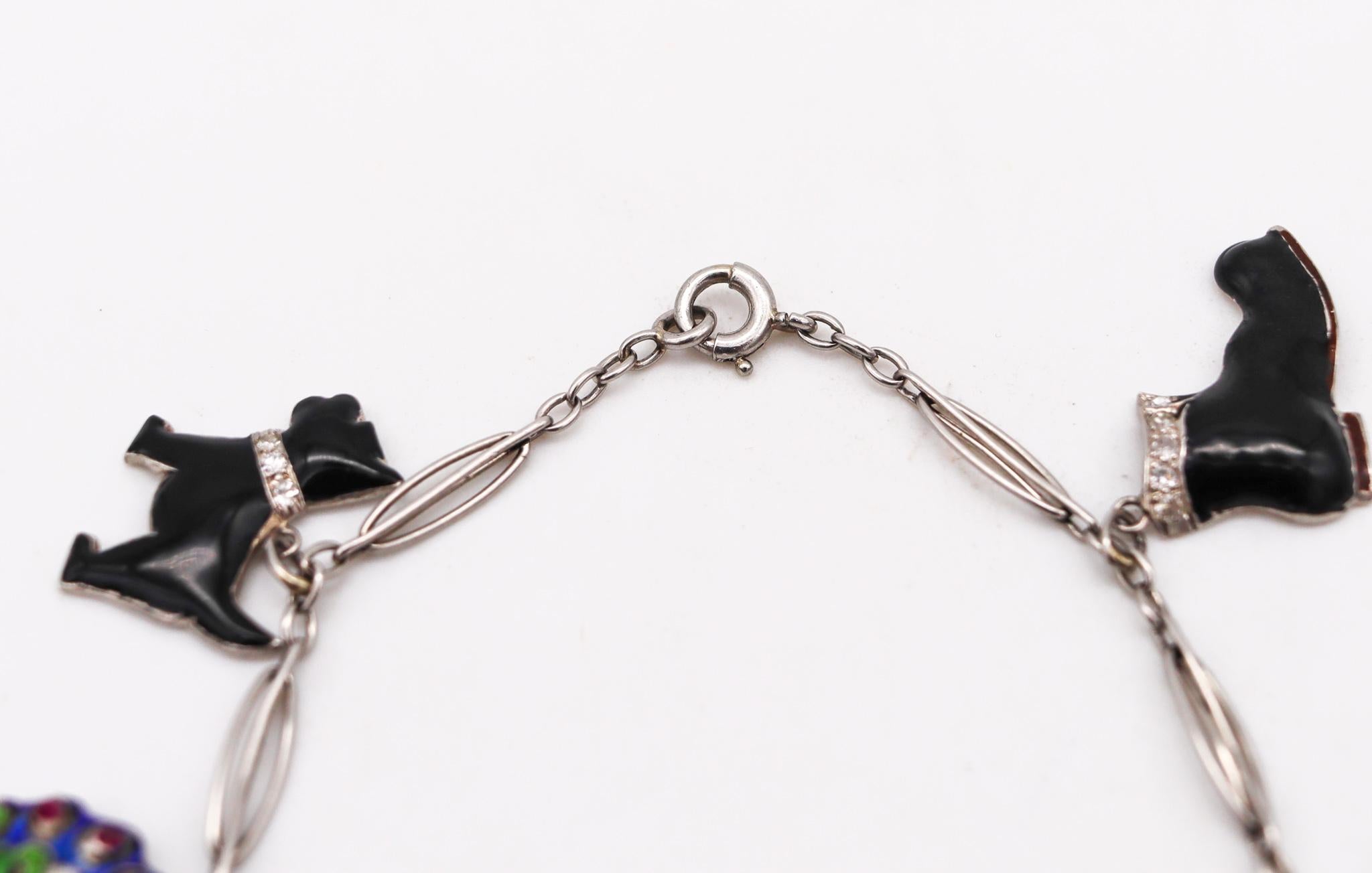 Neun Charms-Armband aus Platin-Emaille mit Diamanten und Edelsteinen im Art déco-Stil von 1930 im Zustand „Hervorragend“ im Angebot in Miami, FL