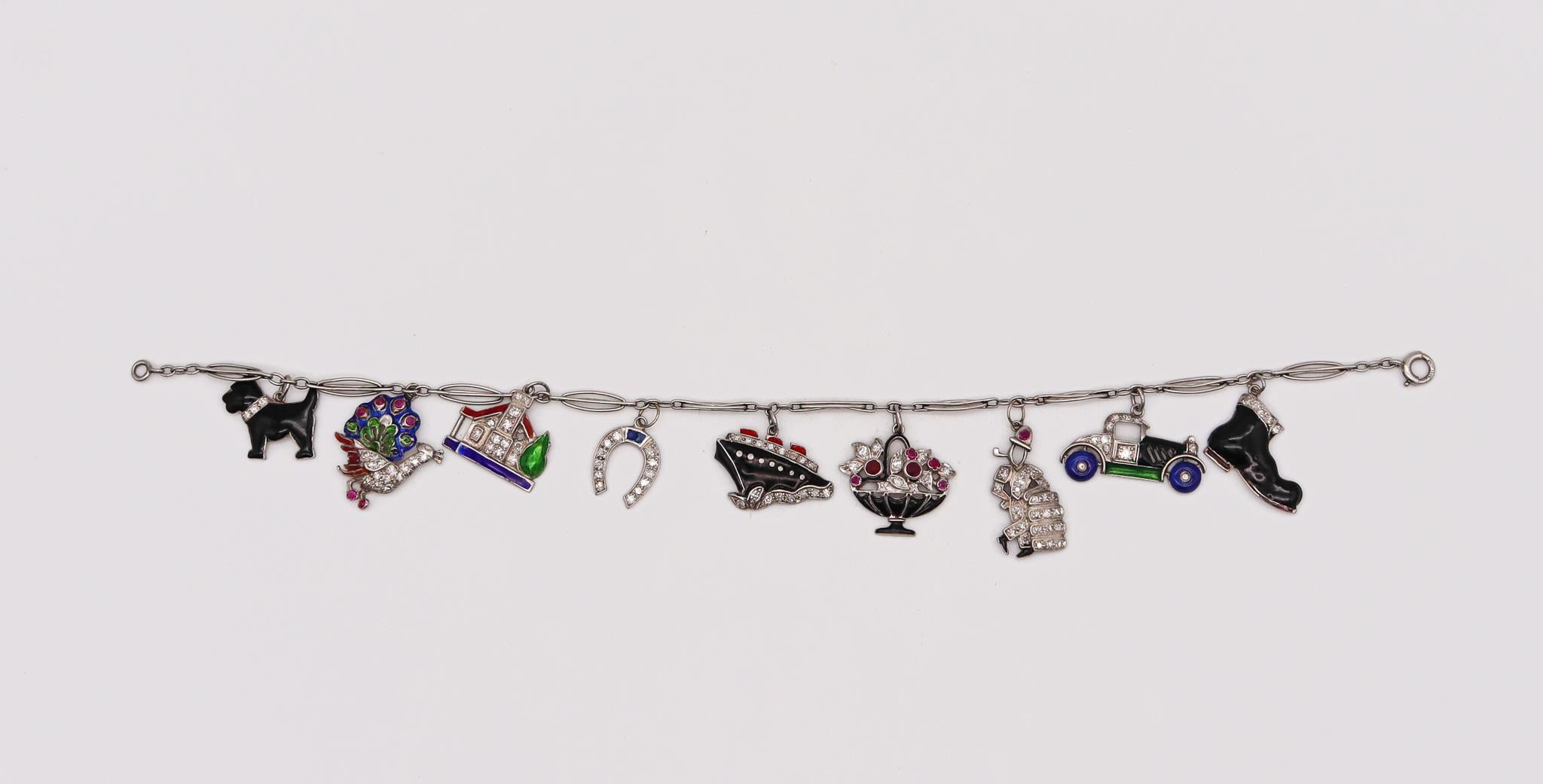 Neun Charms-Armband aus Platin-Emaille mit Diamanten und Edelsteinen im Art déco-Stil von 1930 im Angebot 1