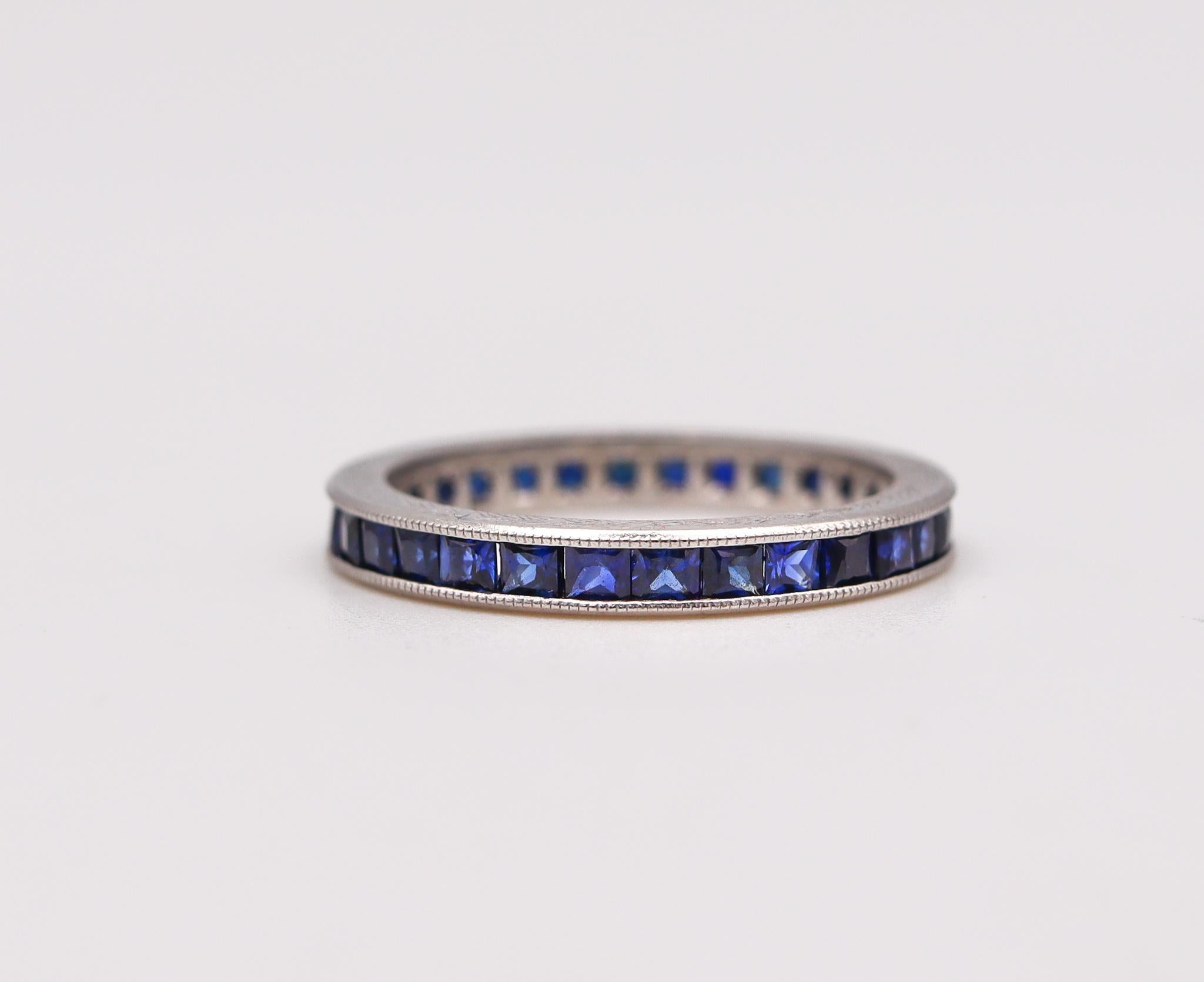 Eternity-Ring aus Platin im Art déco-Stil von 1930 mit 1,50 Karat Saphiren im französischen Schliff (Französischer Schliff) im Angebot