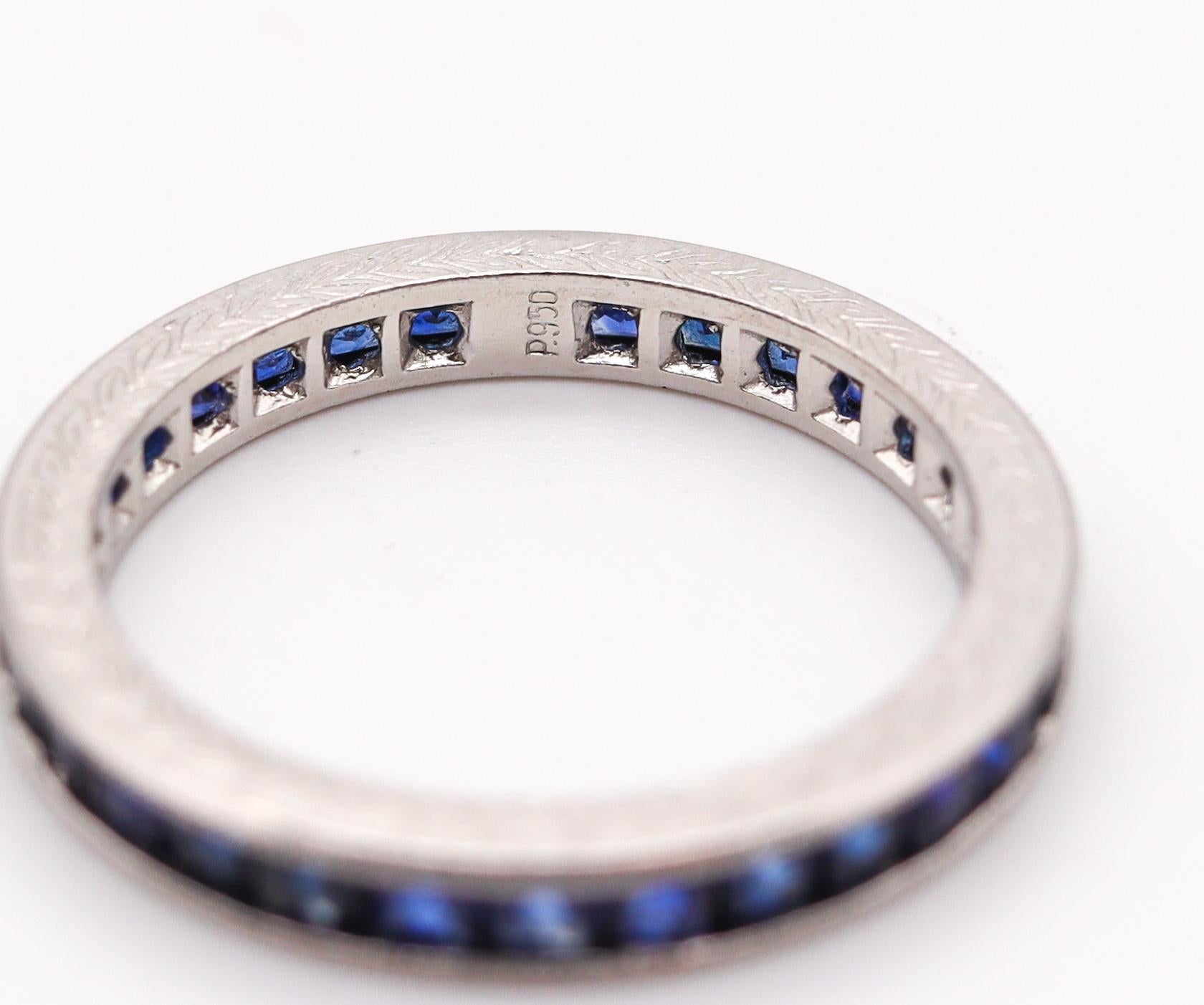 Eternity-Ring aus Platin im Art déco-Stil von 1930 mit 1,50 Karat Saphiren im französischen Schliff im Zustand „Hervorragend“ im Angebot in Miami, FL