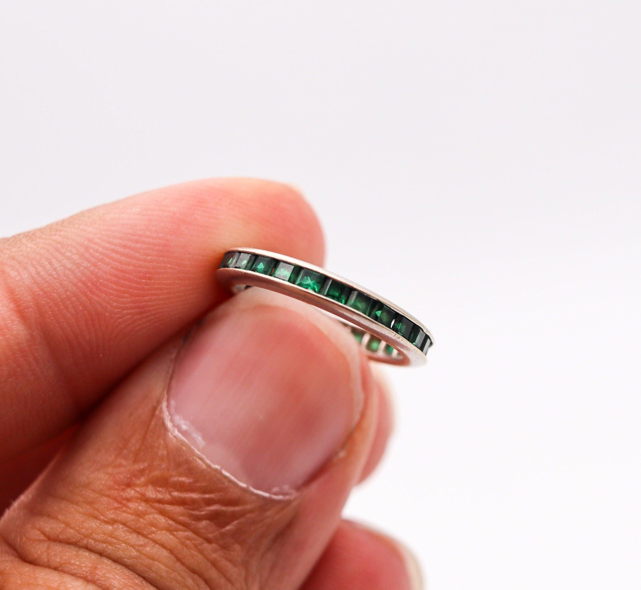 ART DECO 1930 Eternity Ring Band In 14Kt White Gold With Vivid Green Emeralds In Excellent Condition In Miami, FL