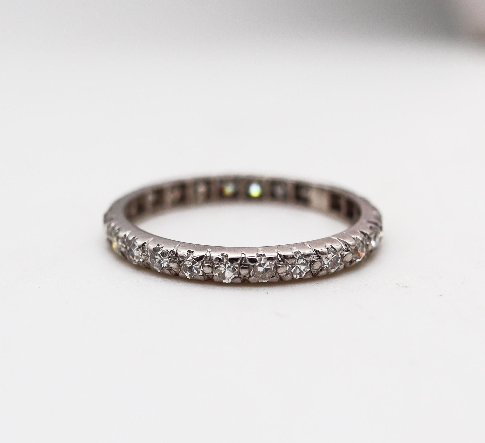 Art Deco 1930 Eternity-Ring aus Platin mit europäischen runden Diamanten (Art déco) im Angebot