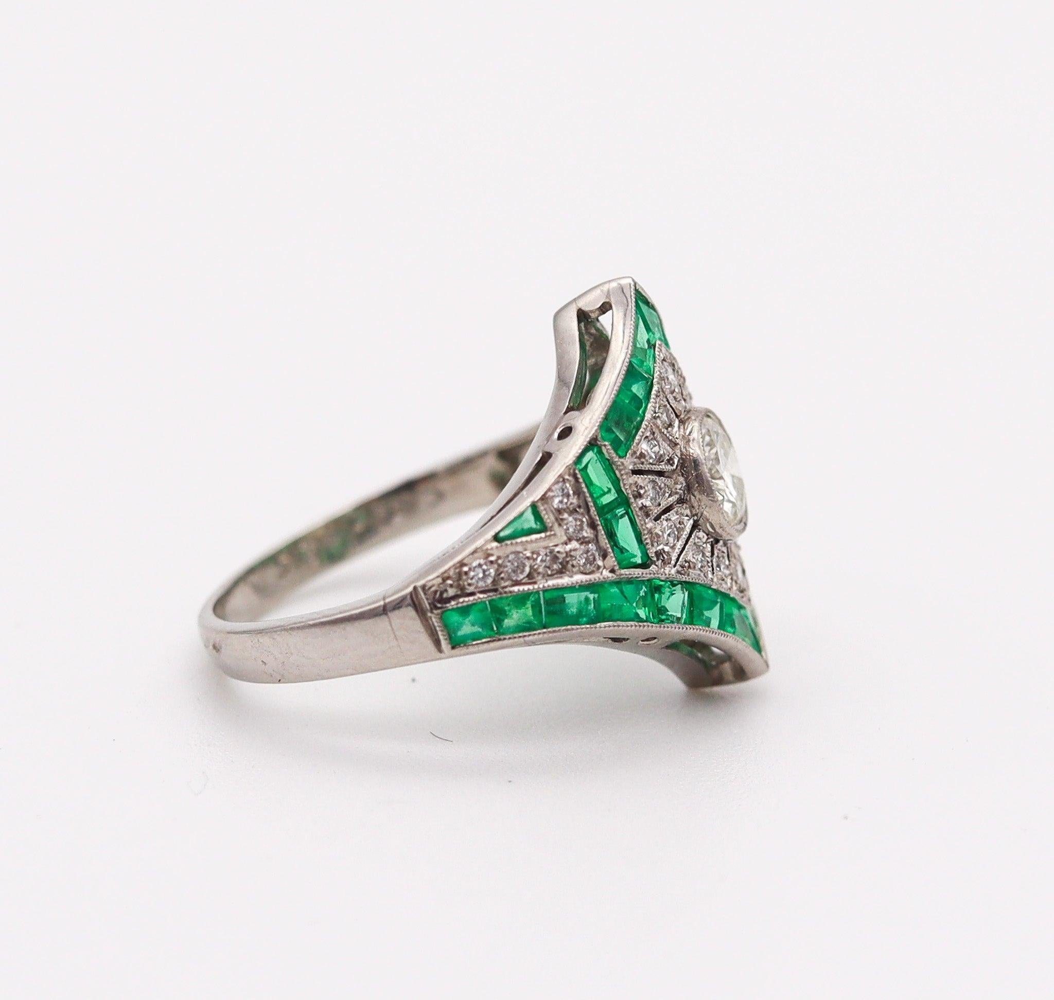 ART DECO 1930 Geometric Ring In Platinum With 2.67 Ctw In Diamonds And Emeralds In Excellent Condition For Sale In Miami, FL