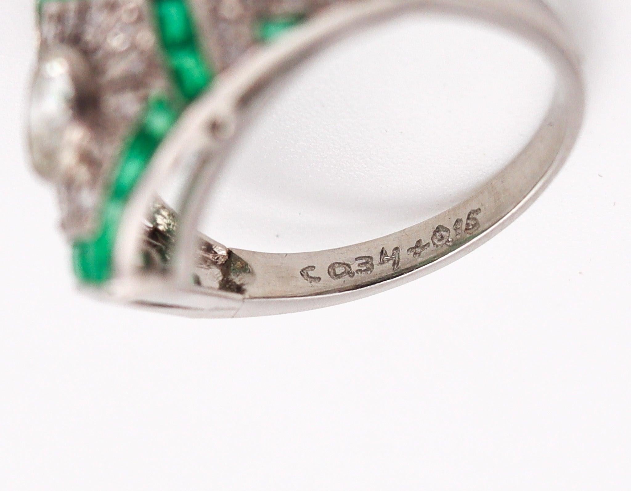 ART DECO 1930 Geometric Ring In Platinum With 2.67 Ctw In Diamonds And Emeralds For Sale 2