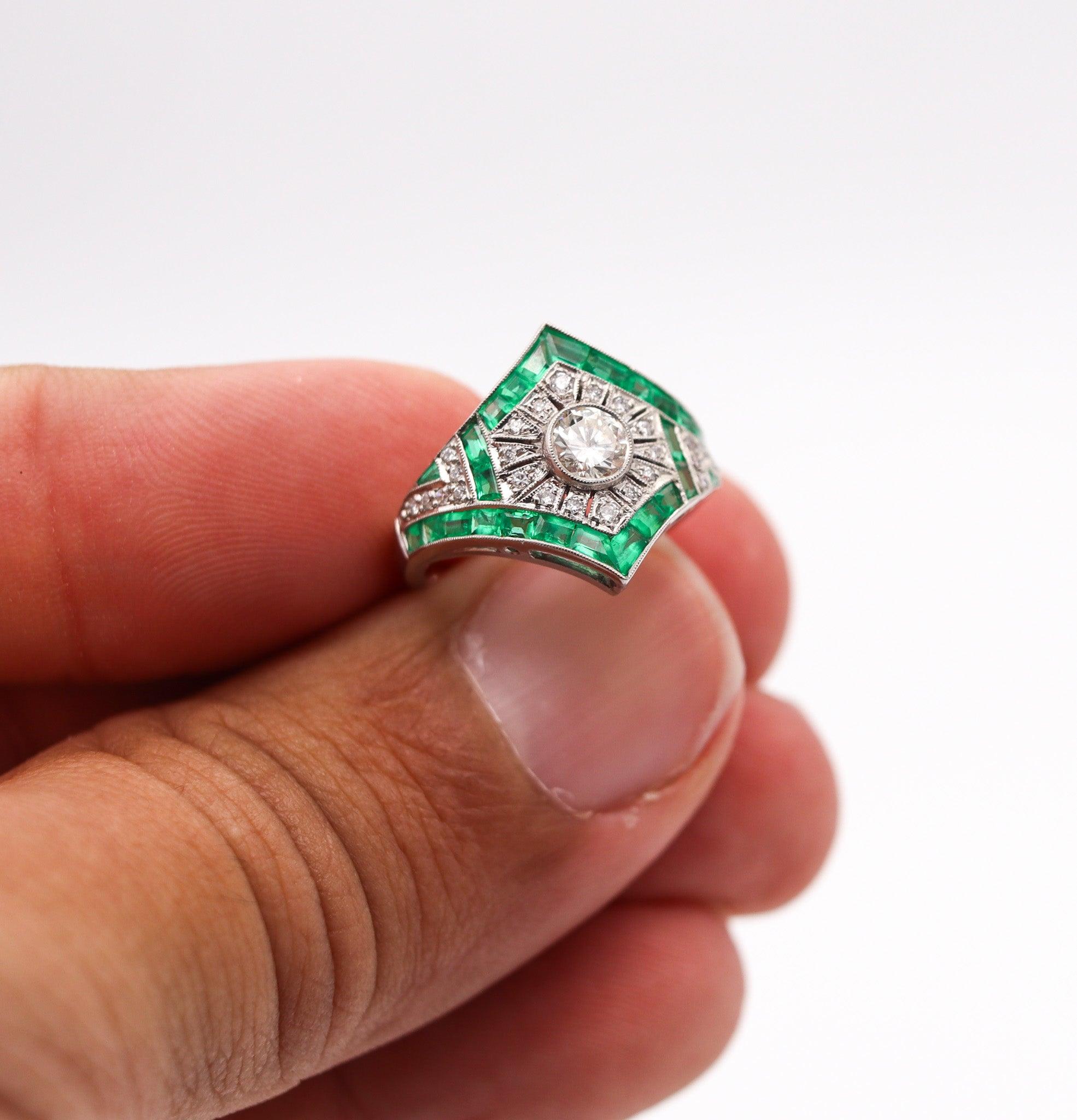 ART DECO 1930 Geometric Ring In Platinum With 2.67 Ctw In Diamonds And Emeralds For Sale 3