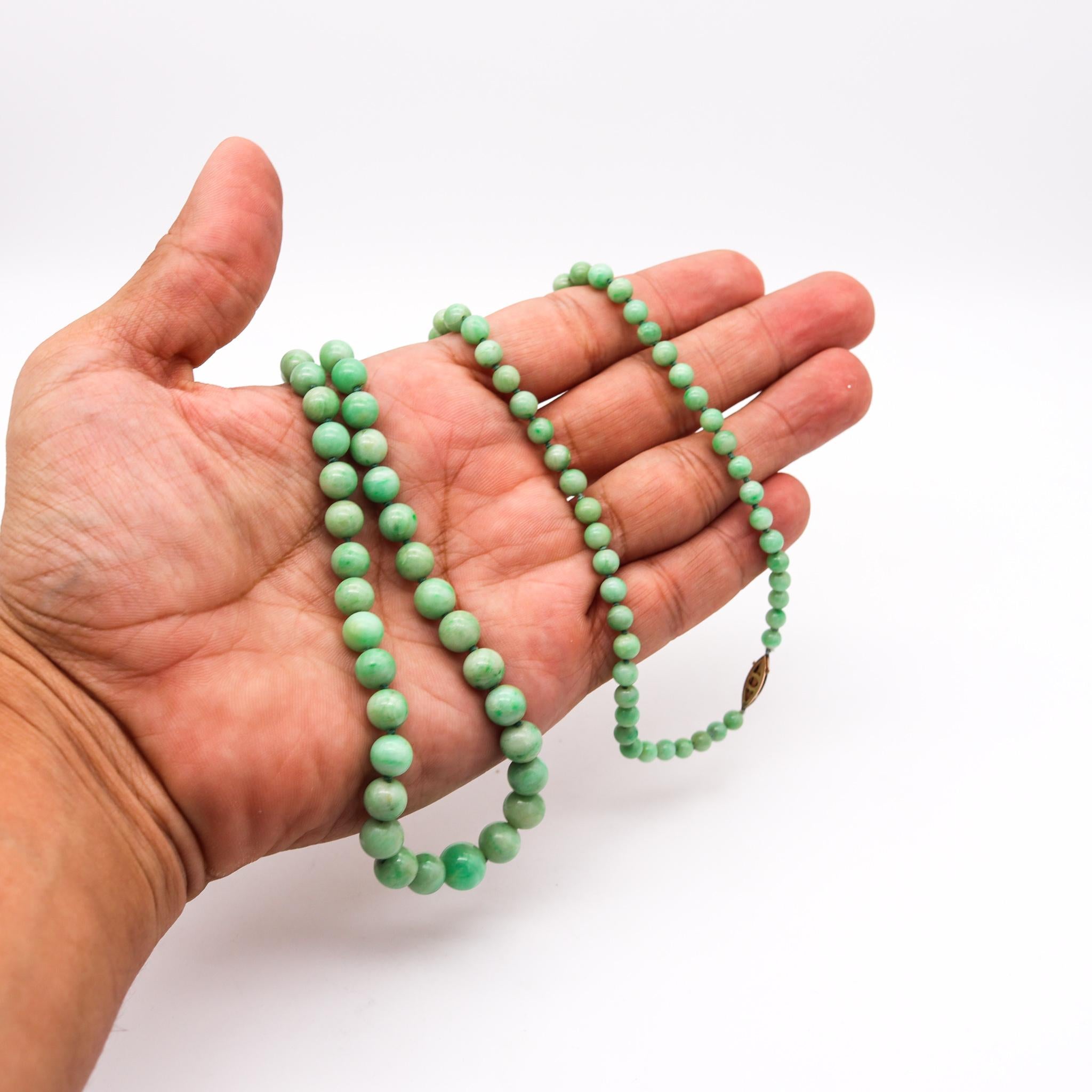 Art Deco 1930 Graduated Beads Necklace with Nephrite Jadeite Jade and 18kt Gold For Sale 2