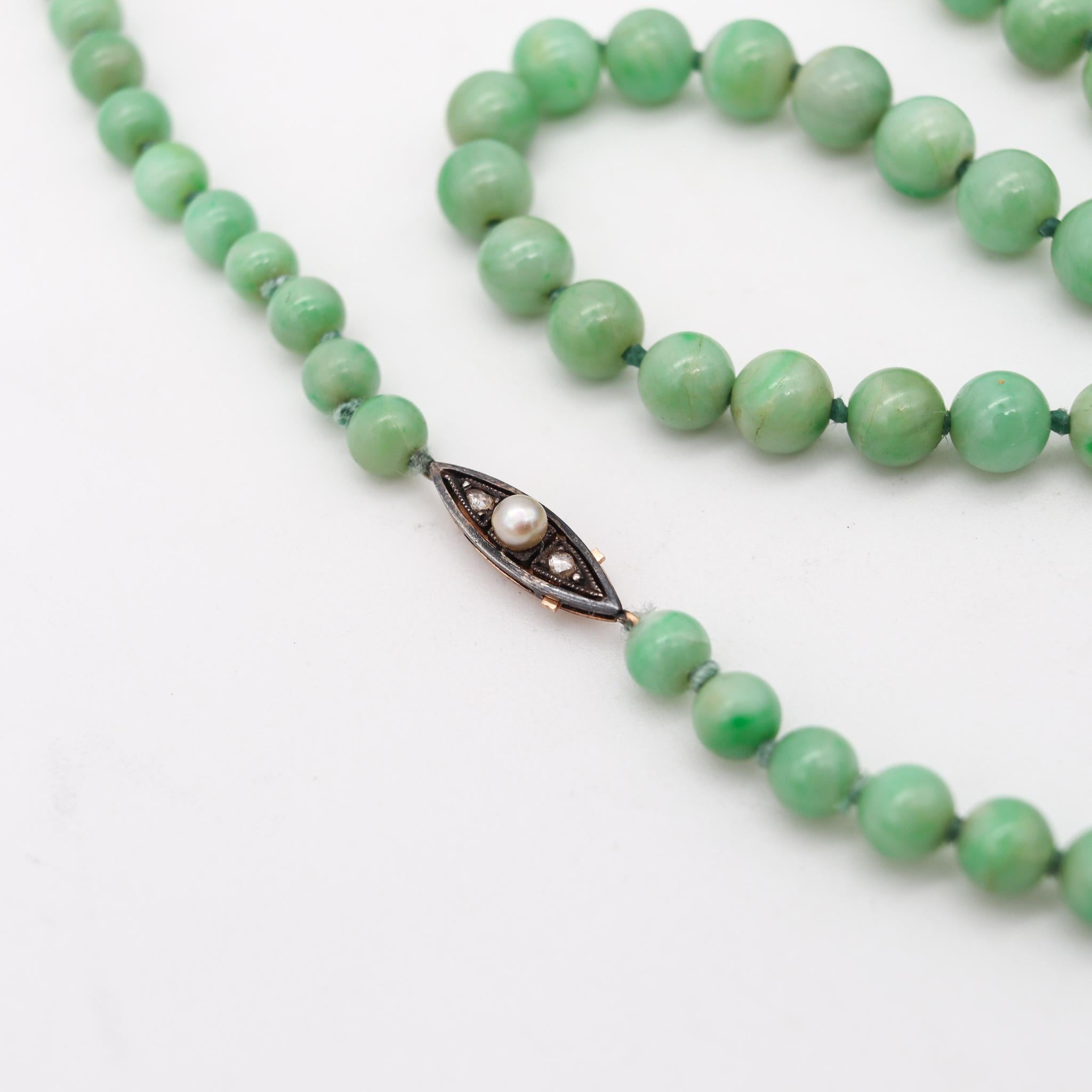 Art Deco 1930 abgestufte Perlen-Halskette mit Nephrit Jadeit Jade und 18kt Gold im Zustand „Hervorragend“ im Angebot in Miami, FL