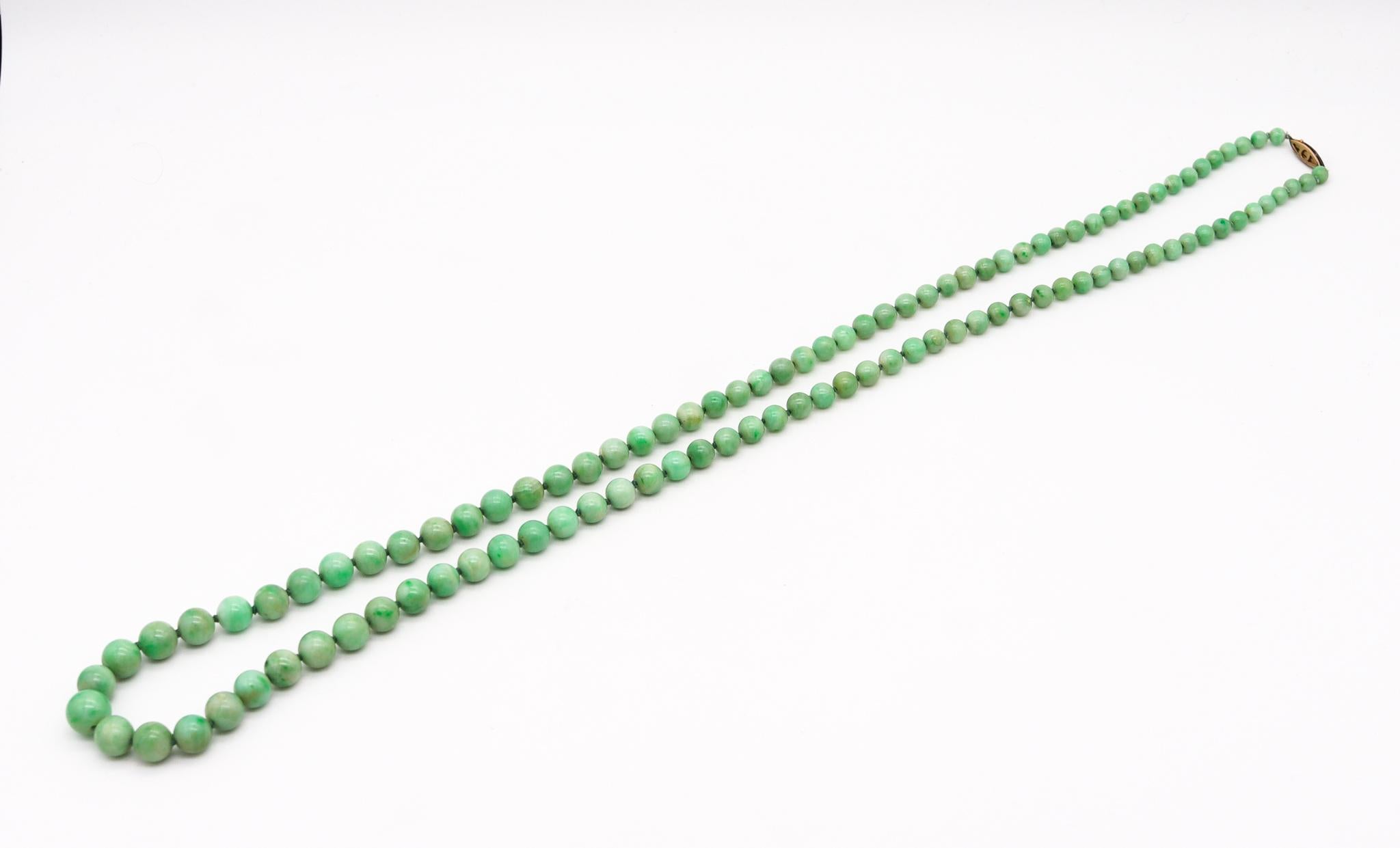Art Deco 1930 Graduated Beads Necklace with Nephrite Jadeite Jade and 18kt Gold In Excellent Condition For Sale In Miami, FL