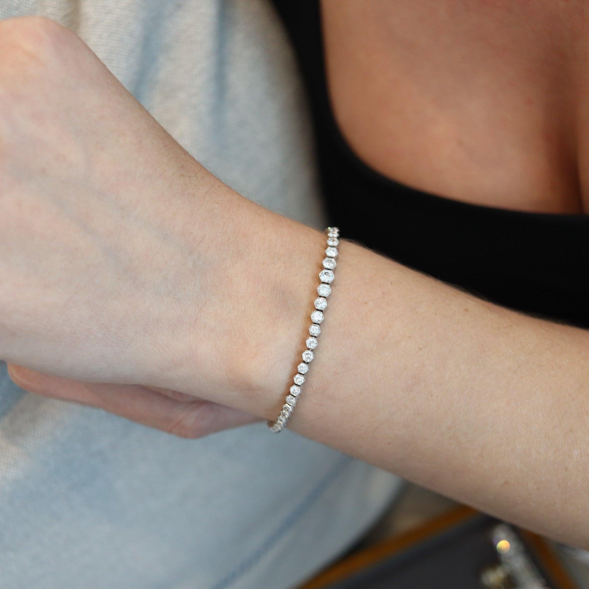 An art deco graduated Riviera bracelet with diamonds

This is a very elegant Riviera bracelet with graduated diamonds, created during the art deco period, back in the 1930. The bracelet has been crafted with impeccable details in solid platinum and