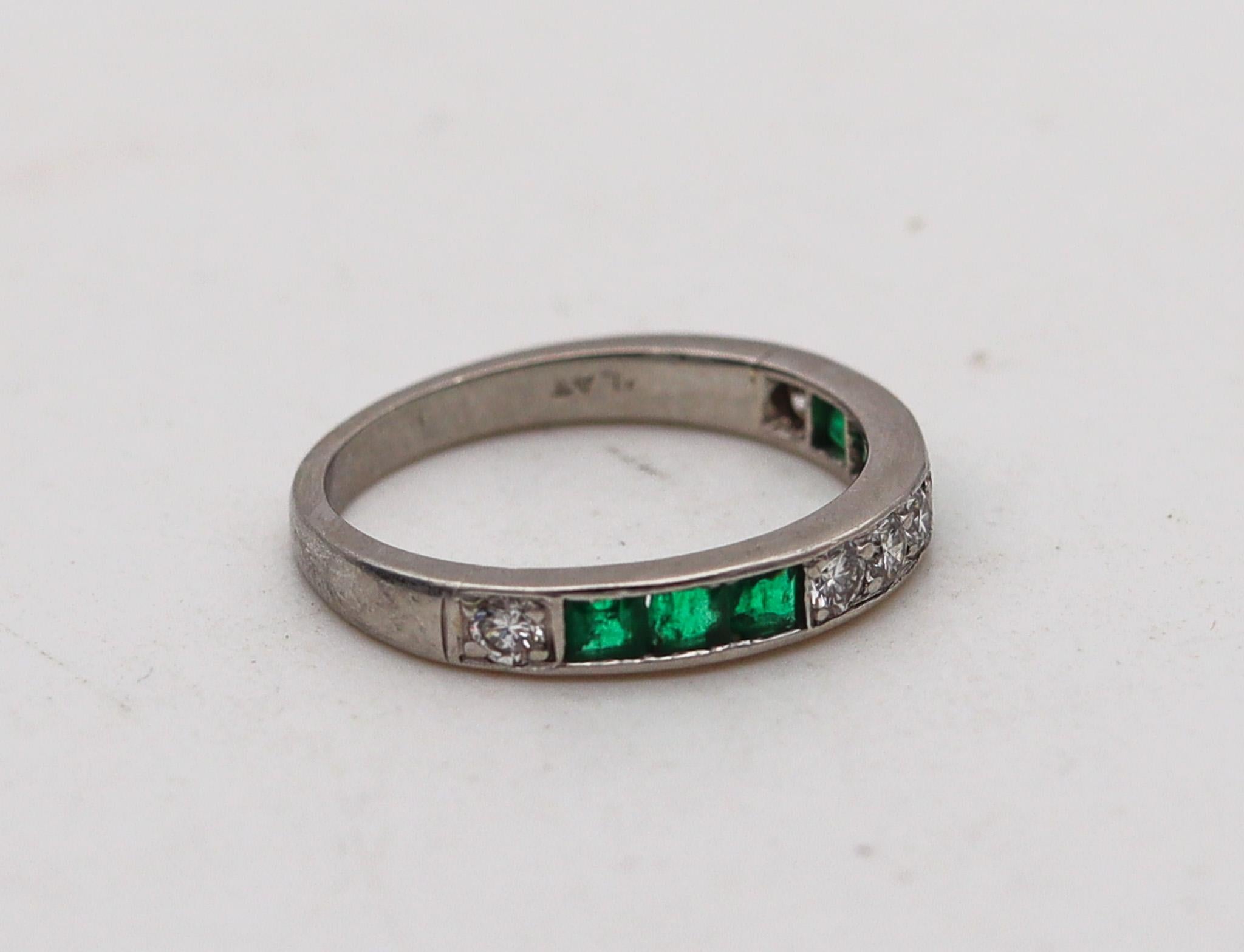 Art Deco 1930 Half Eternity Ring In Platinum With 1.02 Ctw Diamonds And Emeralds In Excellent Condition For Sale In Miami, FL
