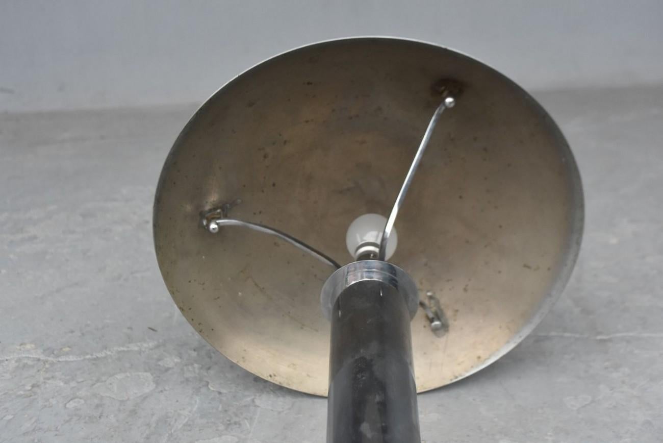 Milieu du XXe siècle Lampe de bureau Art Déco 1930 en métal chromé en forme de champignon en vente