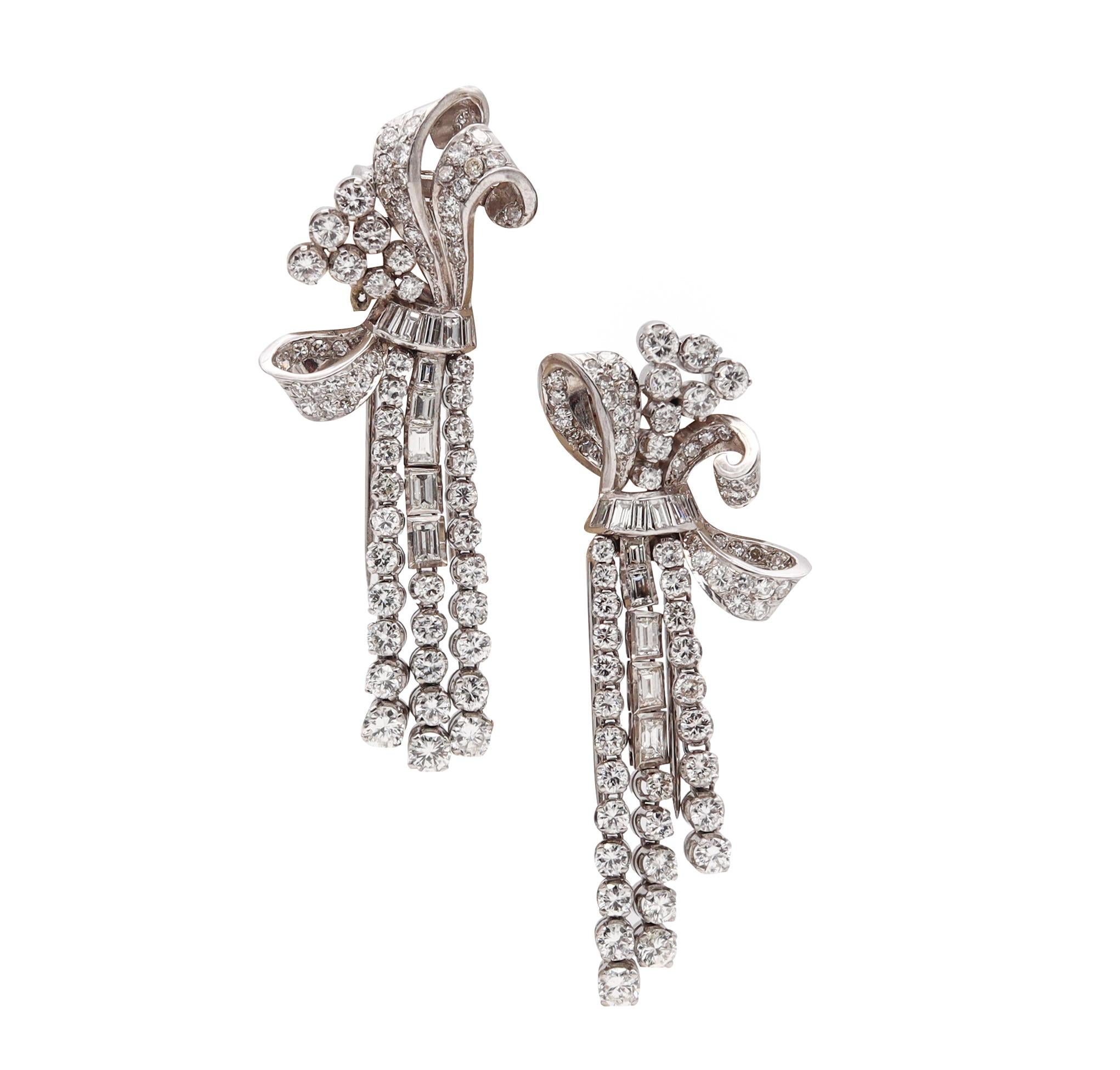 Art Deco 1930 Pair Of Clips Brooches In Platinum With 23.72 Cts Of VS Diamonds In Excellent Condition In Miami, FL