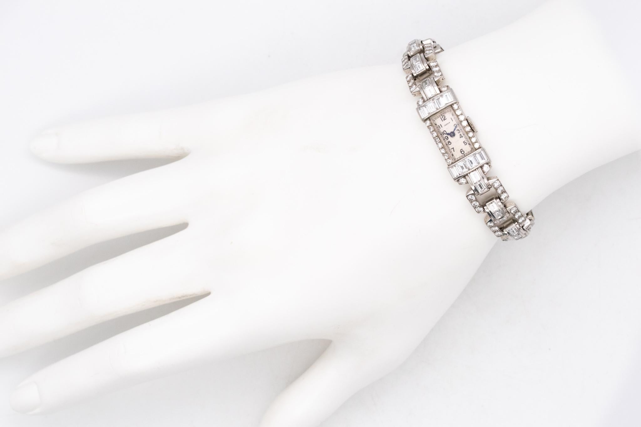 Außergewöhnliche juwelenbesetzte Art Deco Platin Armbanduhr.

Ein schönes und elegantes Cocktailstück aus der Zeit des Art déco um 1930. Diese Damenarmbanduhr wurde vollständig aus massivem .950/.999 Platin gefertigt und besteht aus mehreren