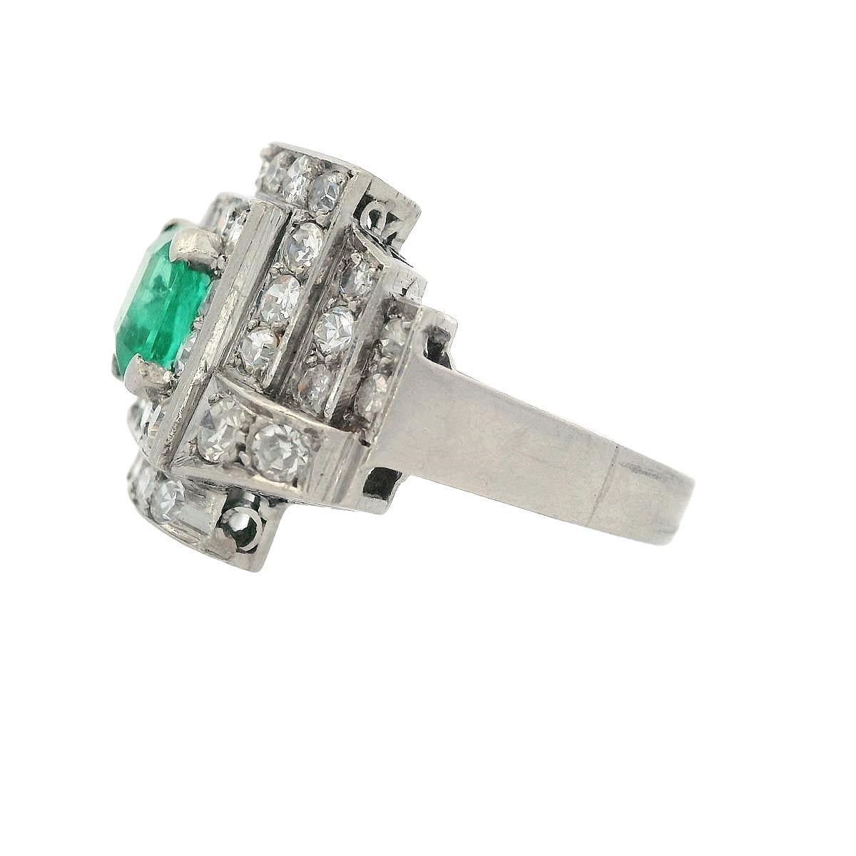 Art Deco 1930 Platinum Cocktail Ring with Emerald and Diamonds In Excellent Condition For Sale In Aventura, FL