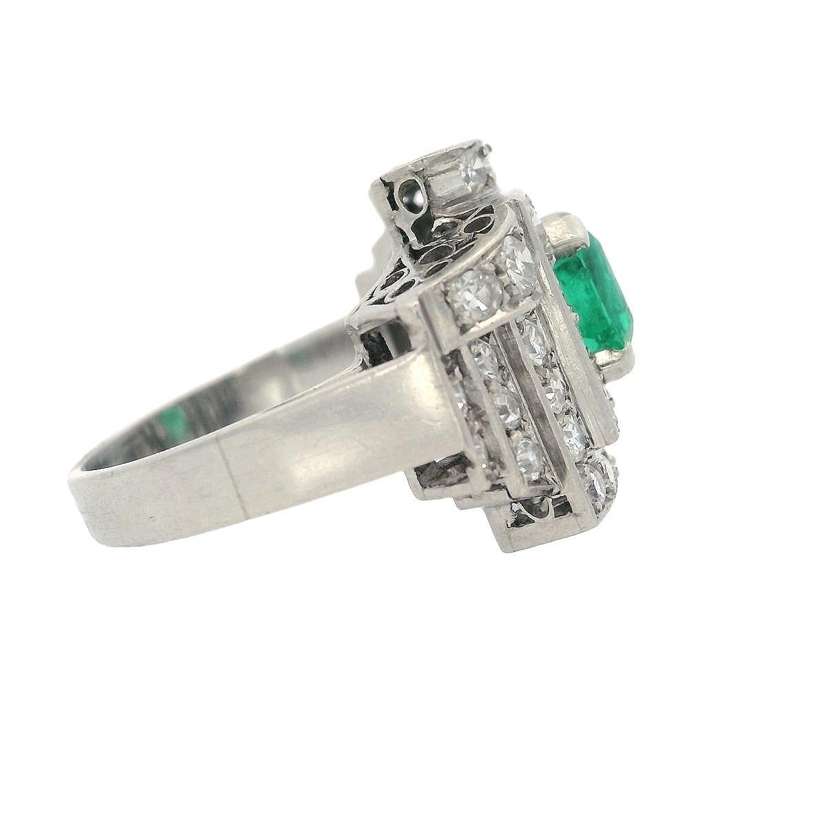 Women's or Men's Art Deco 1930 Platinum Cocktail Ring with Emerald and Diamonds For Sale