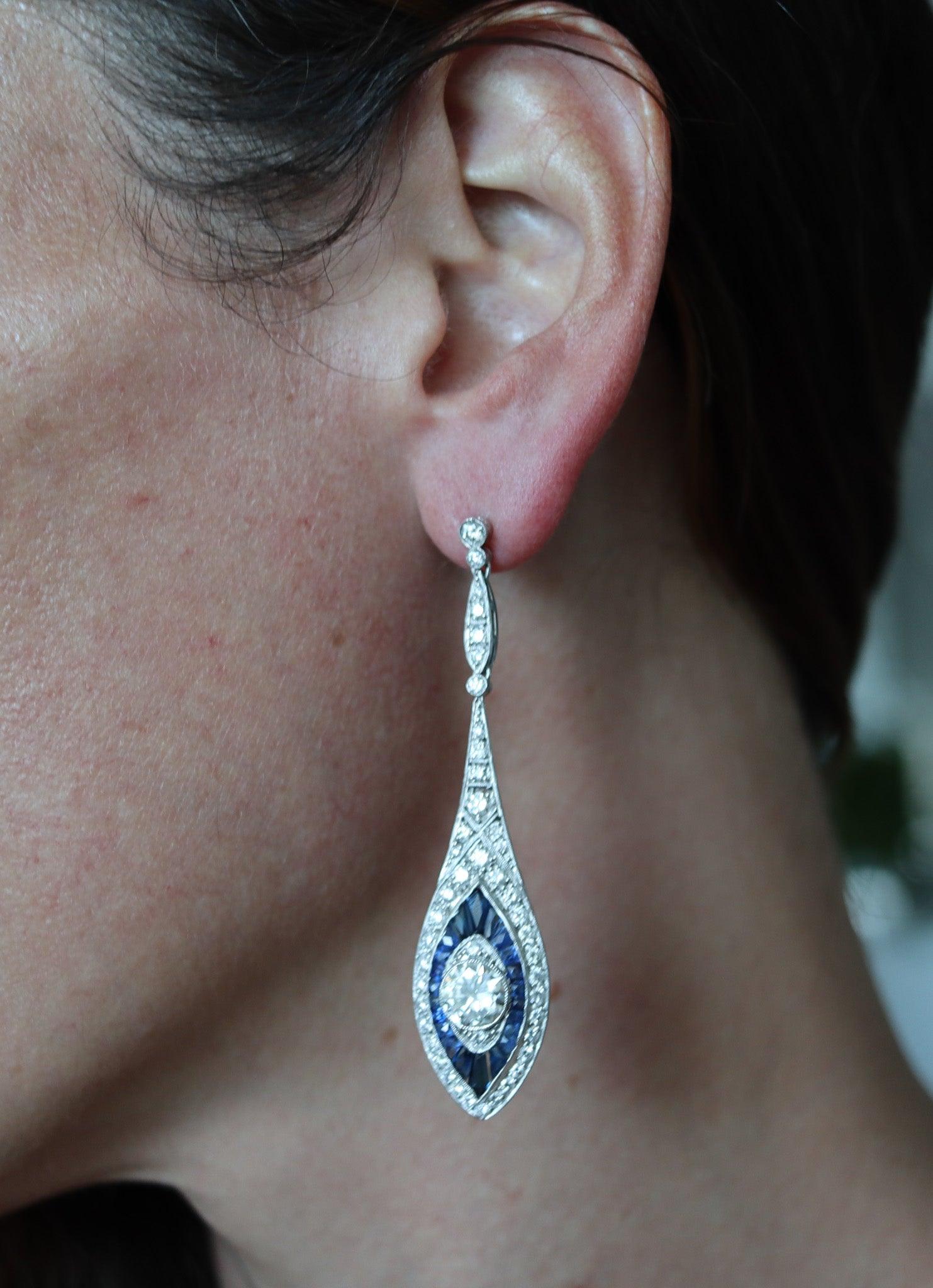 Orecchini pendenti in stile art deco americano con diamanti e zaffiri.

Si tratta di un bellissimo paio di orecchini pendenti realizzati in America, con un design Art-decò degli anni '30. Questi orecchini sono chiaramente in stile art déco e sono