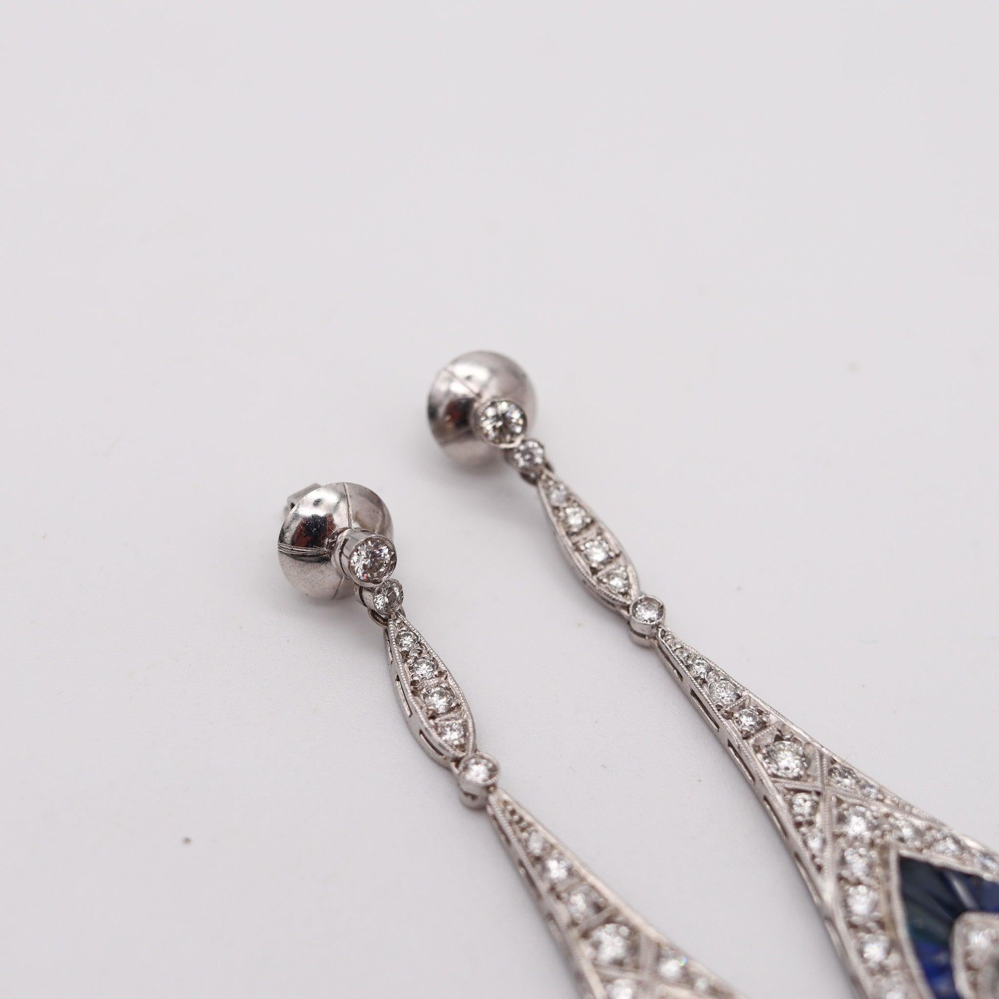 Taglio brillante ART DECO 1930 Orecchini pendenti in platino con 10,14 carati di diamanti e zaffiri in vendita