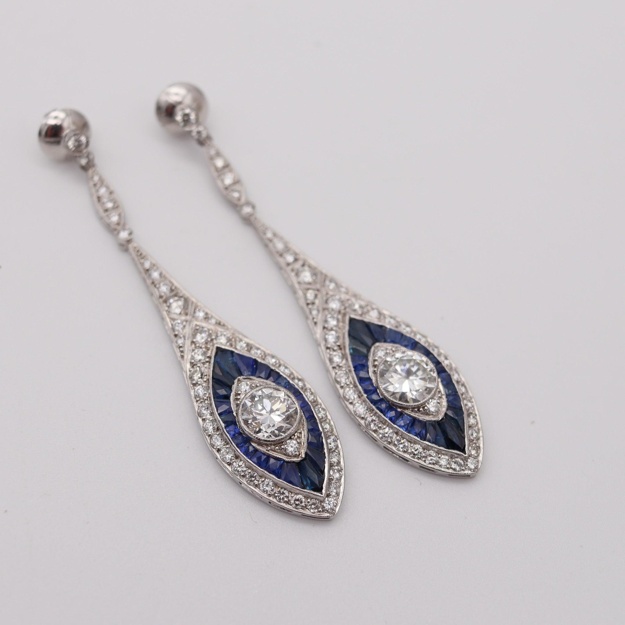 ART DECO 1930 Orecchini pendenti in platino con 10,14 carati di diamanti e zaffiri In condizioni ottime in vendita a Miami, FL