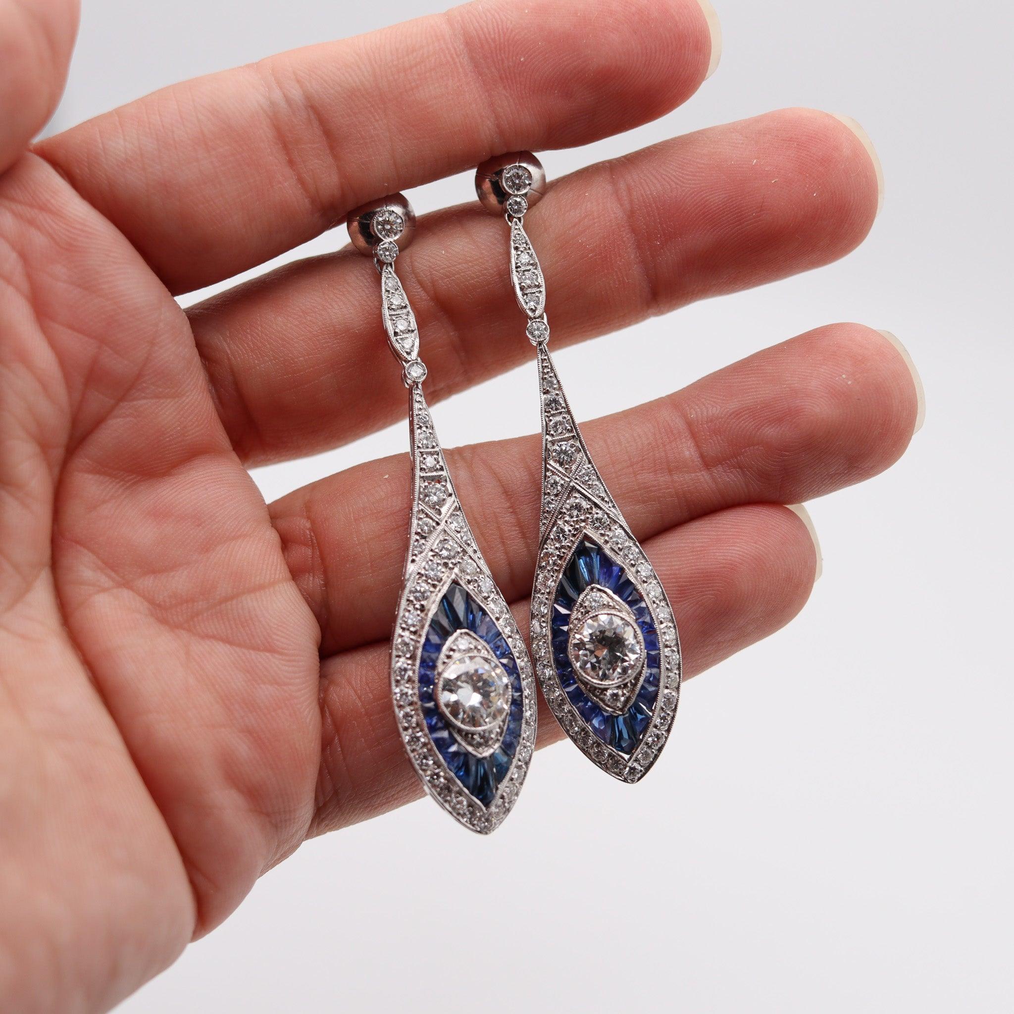 Donna ART DECO 1930 Orecchini pendenti in platino con 10,14 carati di diamanti e zaffiri in vendita