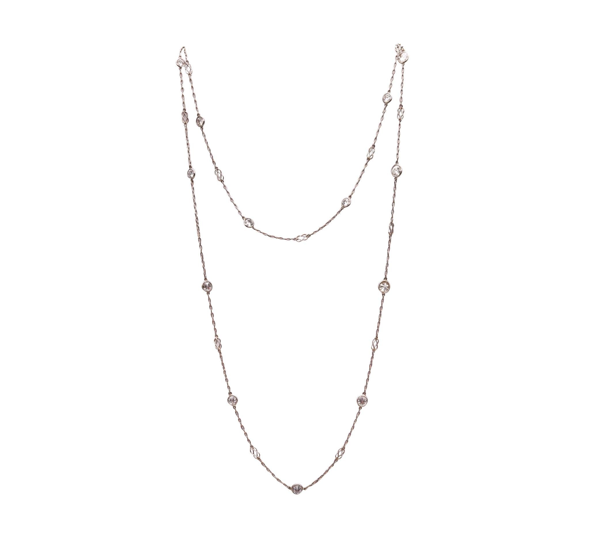 Art-Deco diamonds stations collana lunga a catena sautoir

Un pezzo classico del periodo art-decò americano, creato agli inizi degli anni '30. È stato accuratamente realizzato in solido platino .950/.999 e disegnato come un lungo sautoir incatenato,