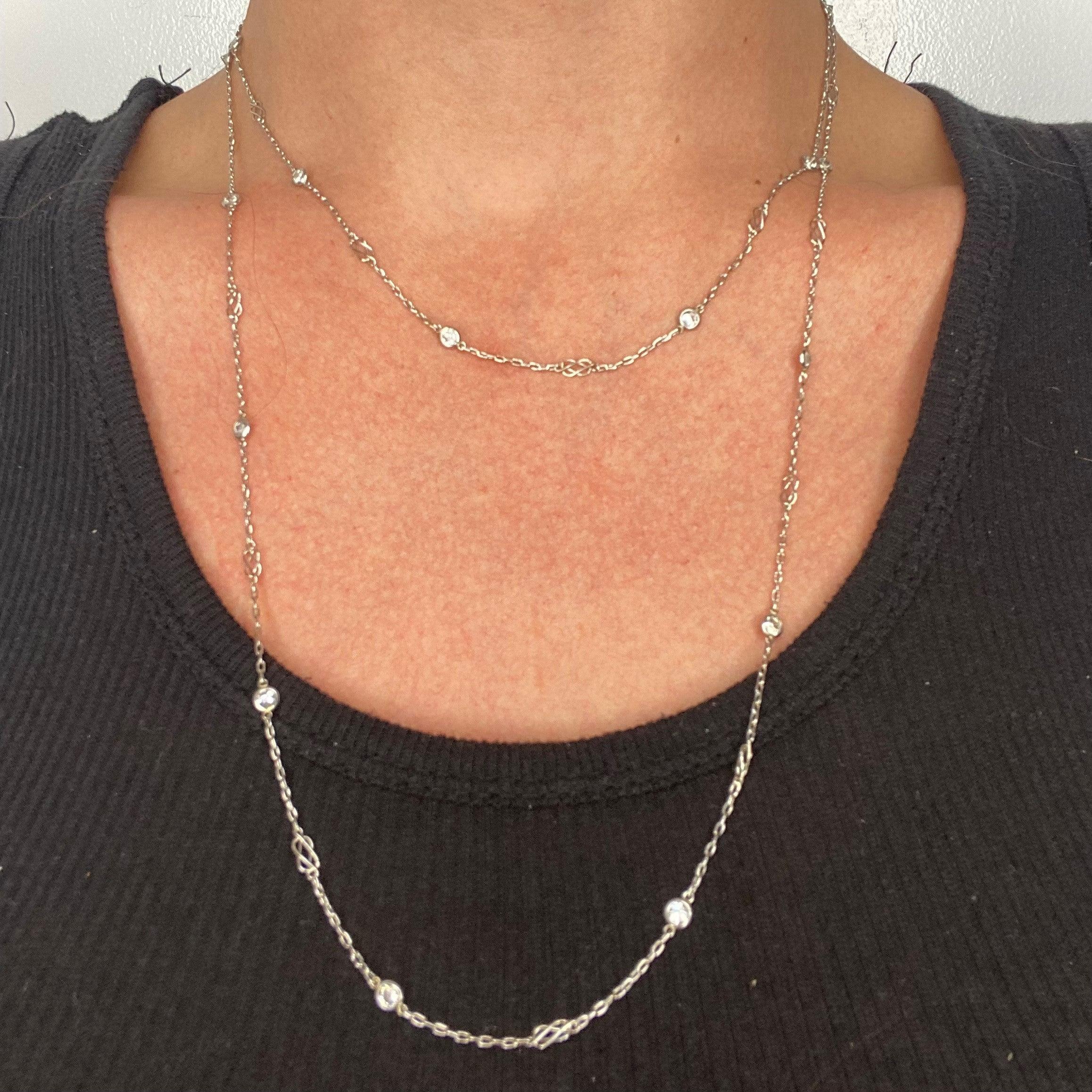 Art-Deco-Diamanten Stationen lange Kette Halskette sautoir

Dies ist ein klassischer langer Sautoir, der in den 1930er Jahren während der amerikanischen Art-Deco-Periode geschaffen wurde. Dieses Stück wurde sorgfältig aus massivem .950/.999 Platin