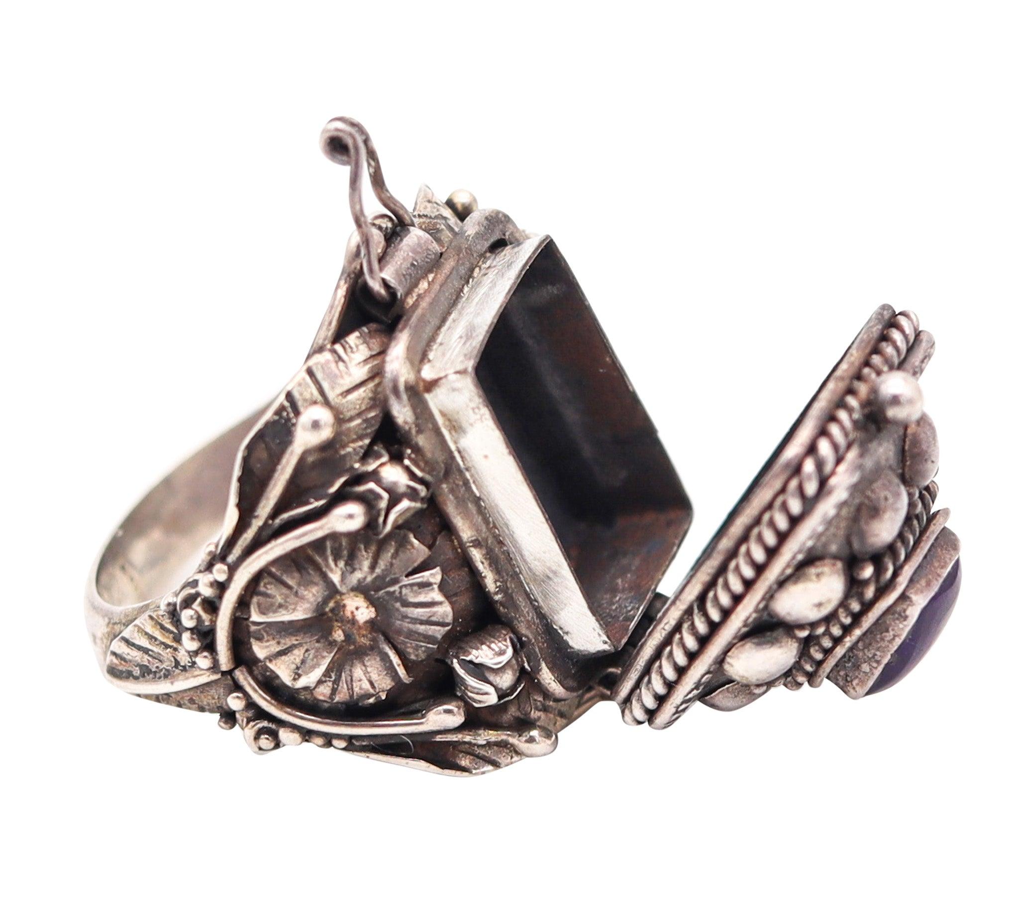 Un anello di veleno art-deco con ametista.

Si tratta di un anello di veleno molto interessante creato durante il periodo art-deco, negli anni '30 del secolo scorso. L'anello è stato realizzato in stile barocco con uno scomparto nascosto in argento