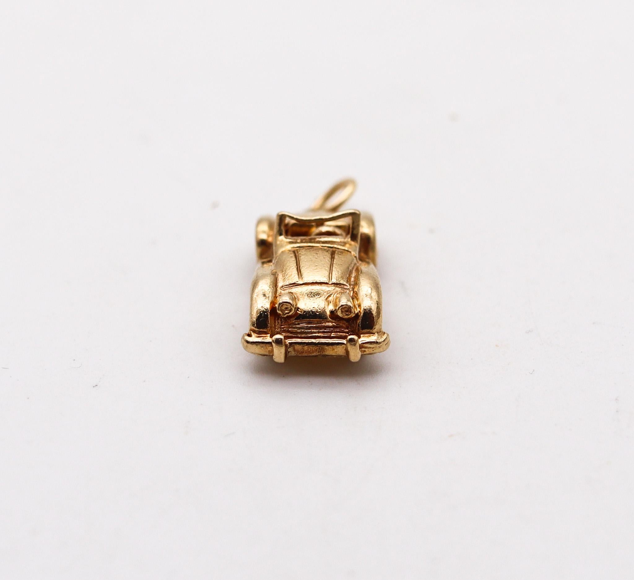 Art Deco 1930 RACING CAR Pendant Charm in Solid 14Kt Yellow Gold In Excellent Condition For Sale In Miami, FL