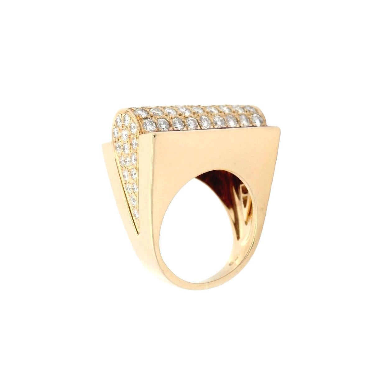 Art Deco 1930 Ring in 18kt Gold with 2.55 Ctw in Diamonds & Rubies In Excellent Condition For Sale In Aventura, FL
