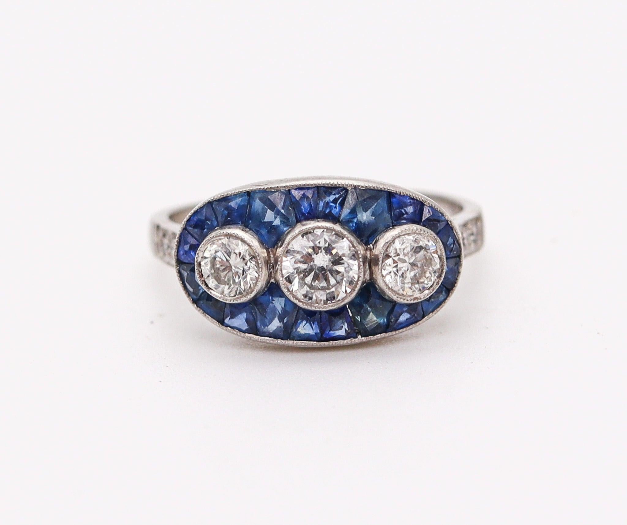 Taille brillant Bague Art déco 1930 en platine avec 2,37 carats de diamants et saphirs en vente