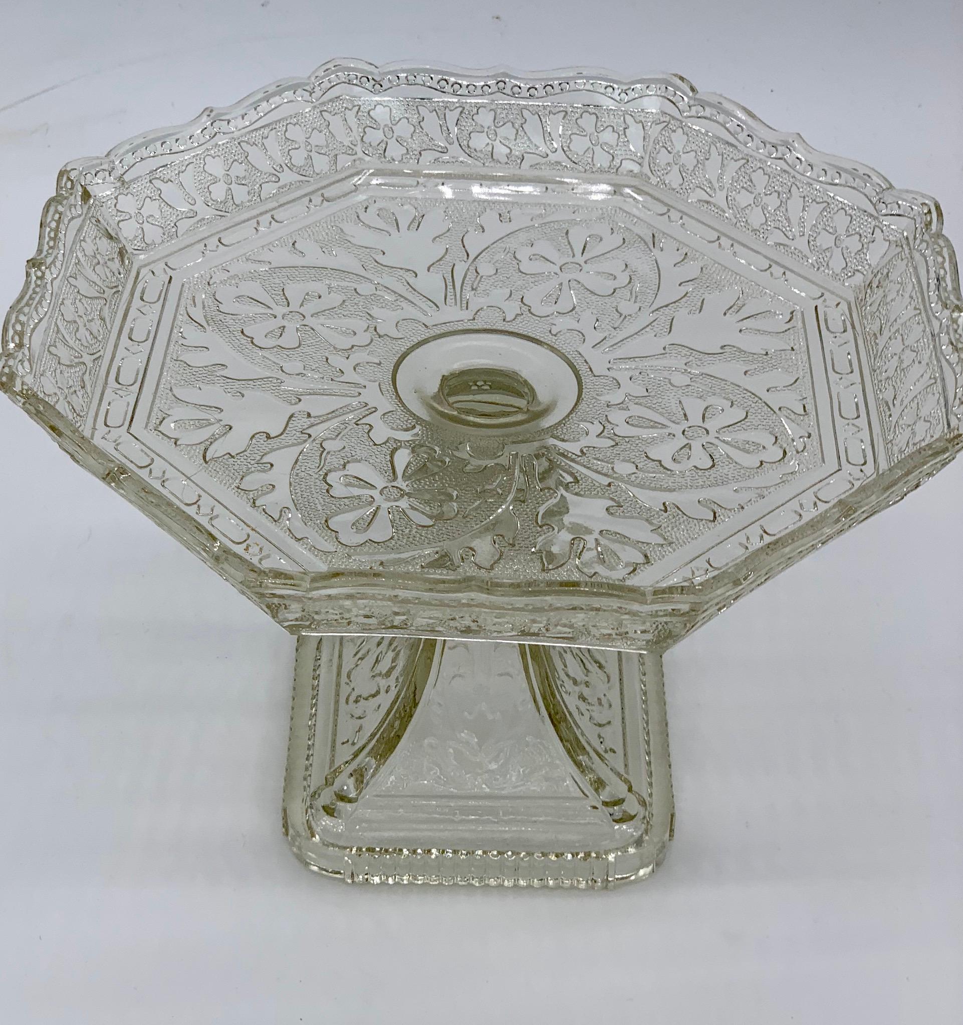 Art Deco 1930 Serveware or Presentation Bowl with Floral Pattern For Sale 4