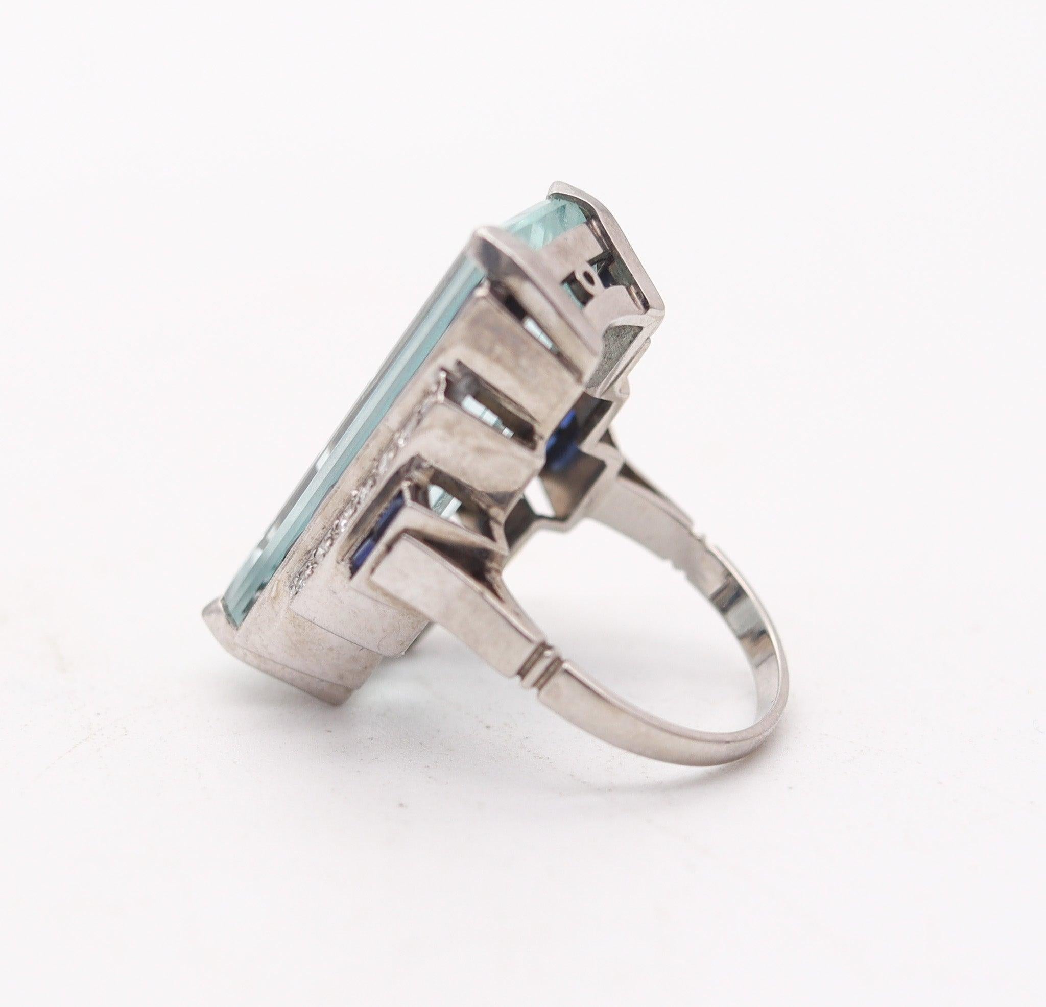 ART-DECO 1930 Skyscraper Platinum Ring With Aquamarine, Sapphires & Diamonds In Excellent Condition For Sale In Miami, FL