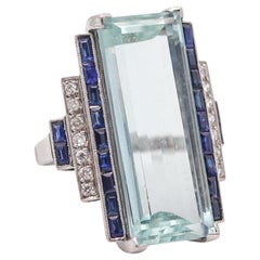 ART-DECO 1930 Bague gratte-ciel en platine avec aigue-marine, saphirs et diamants