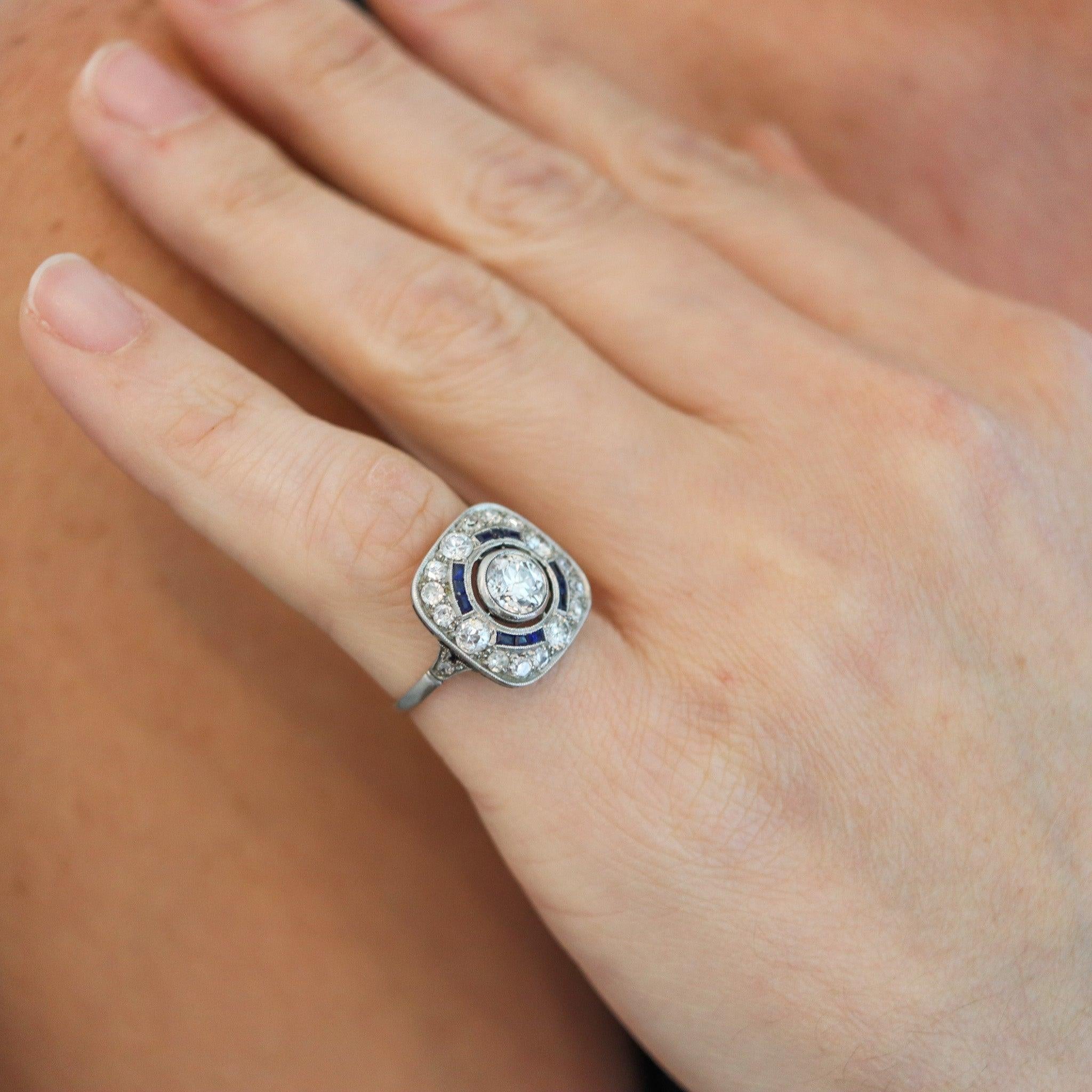 Bague art déco en platine avec saphirs

Magnifique bague carrée ancienne, créée en Amérique pendant la période art déco, dans les années 1930. Cette magnifique bague a été fabriquée en platine massif avec une forme arrondie en forme de coussin et