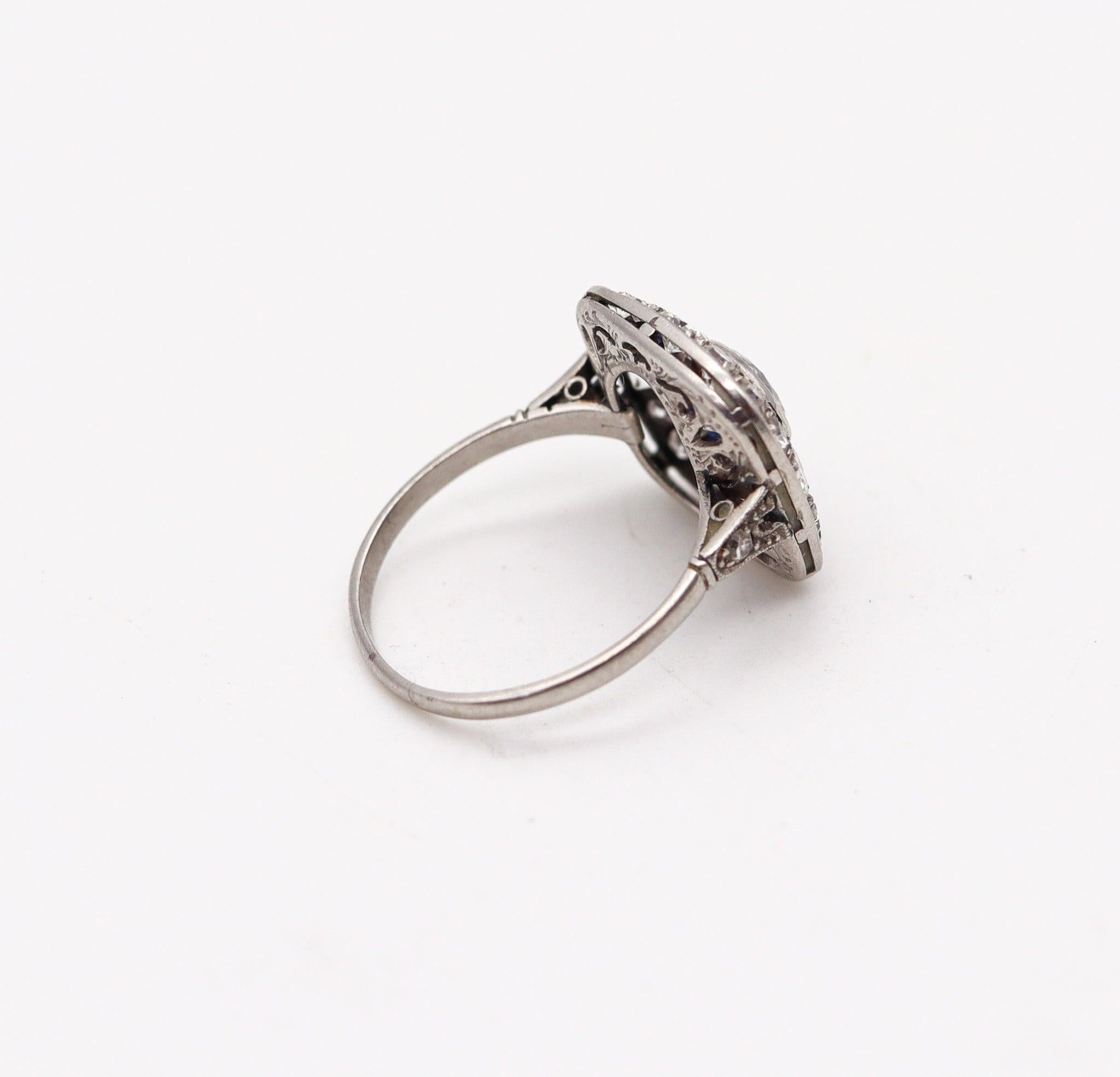 Taille vieille Europe Bague carrée ART DECO 1930 en platine avec 2,23 carats de diamants et saphirs en vente