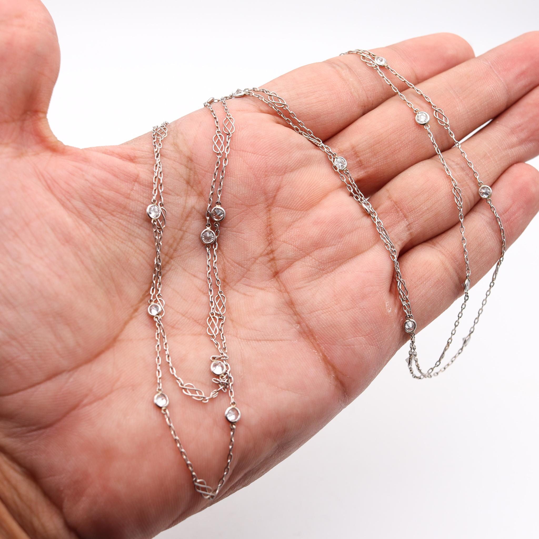 Collana a catena con stazioni di diamanti Art-Deco sautoir.

Una classica catena lunga da stazione creata in America durante il periodo art-deco, nel 1930. È stata progettata come una catena sautoir con venti stazioni di diamanti calibrati e