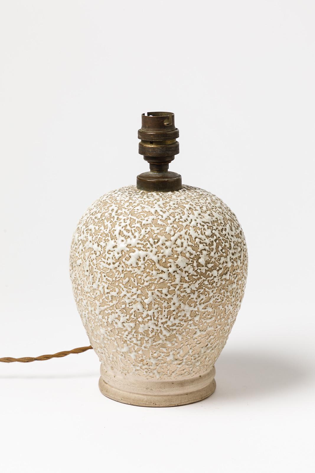 Art Decó 1930 Lámpara de sobremesa de cerámica blanca Iluminación de mediados de siglo Estilo Jean Besnard Cerámico en venta