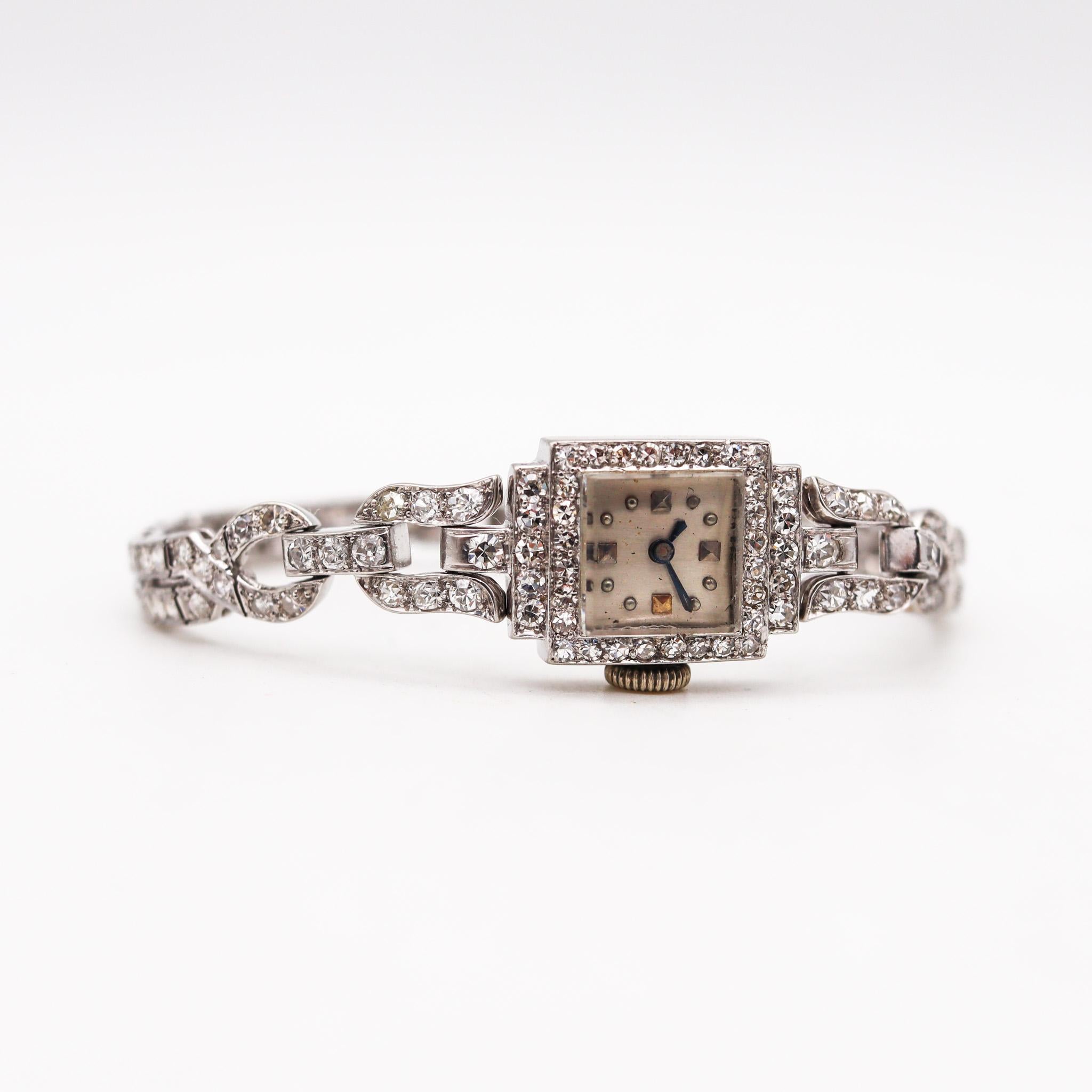 Montre-bracelet déco en platine.

Magnifique montre-bracelet de dame très décorée, fabriquée en Amérique à l'époque de l'art déco, dans les années 1930. Cette élégante montre-bracelet a été fabriquée en platine massif .900/.999 et en Iridium
