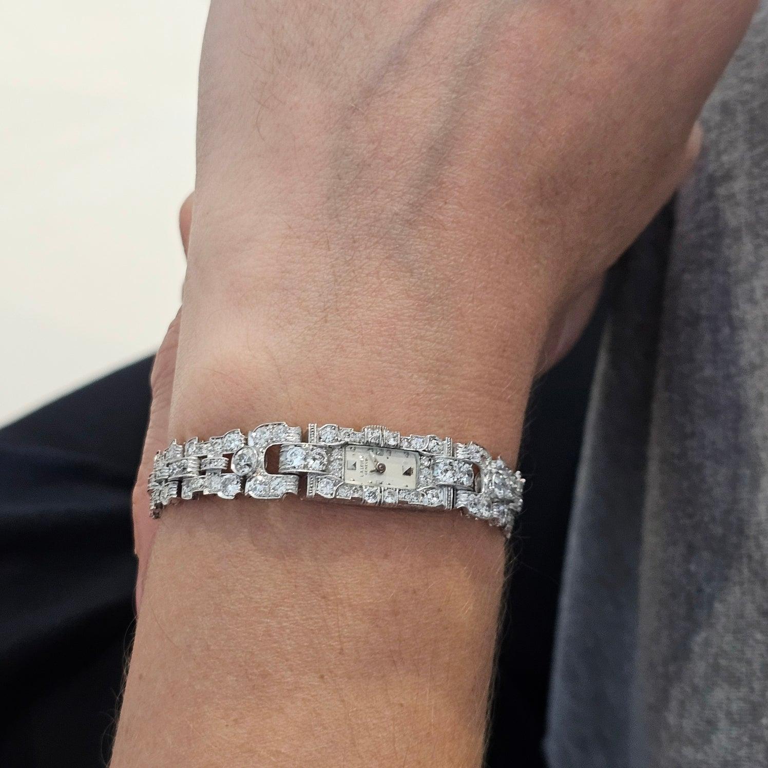 Platin-Armbanduhr im Deco-Stil, entworfen von Favre Leuba Geneve.

Erstaunliche hochdekorierte Damenarmbanduhr, hergestellt in Genf in der Schweiz während der Art-Deco-Periode, in den 1930er Jahren. Die elegante Armbanduhr wurde von der Favre Leuba