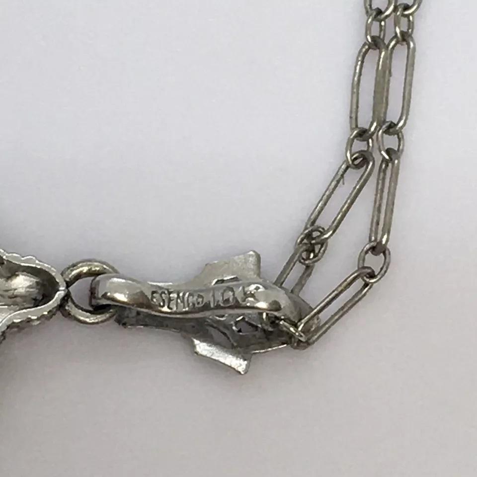 Scudo Collana Art Deco 1930 in oro bianco 10K con ciondolo in cristallo verde e filigrana in vendita