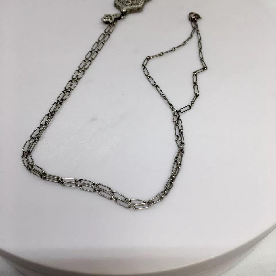 Collana Art Deco 1930 in oro bianco 10K con ciondolo in cristallo verde e filigrana In condizioni ottime in vendita a Los Angeles, CA