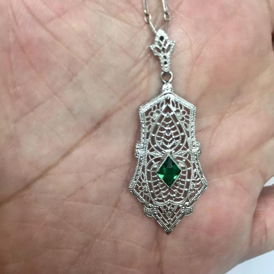 Collana Art Deco 1930 in oro bianco 10K con ciondolo in cristallo verde e filigrana in vendita 1