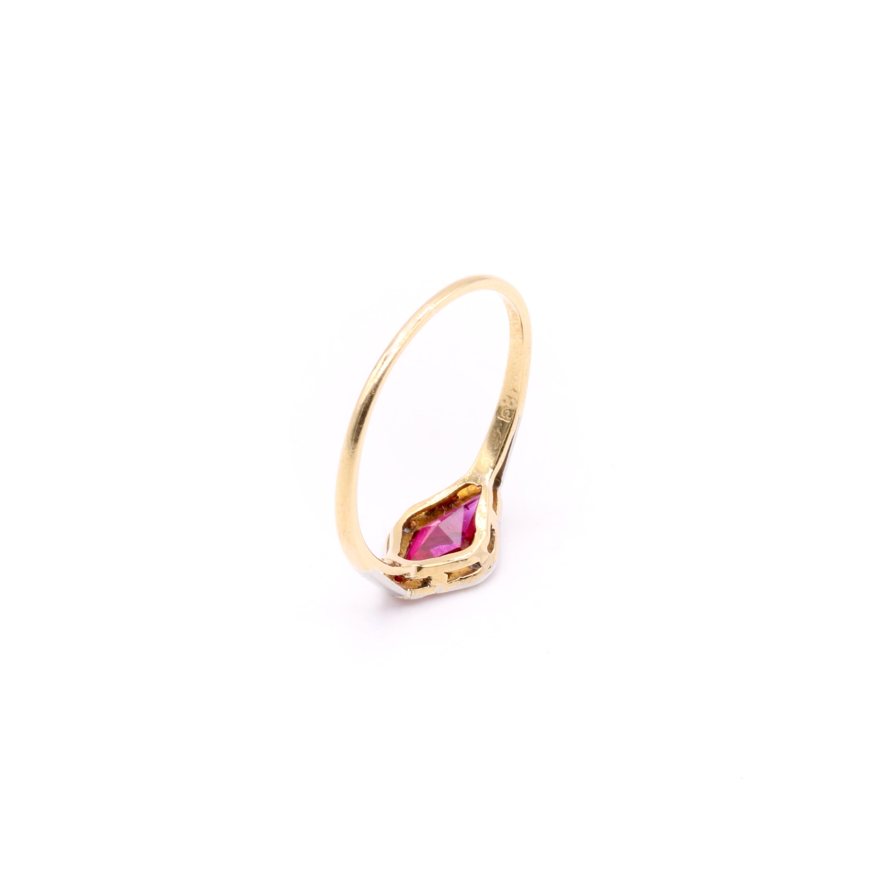 Art Deco 1930s 18K White and Yellow Gold Ruby and Diamond Geometric Ring For Sale 3