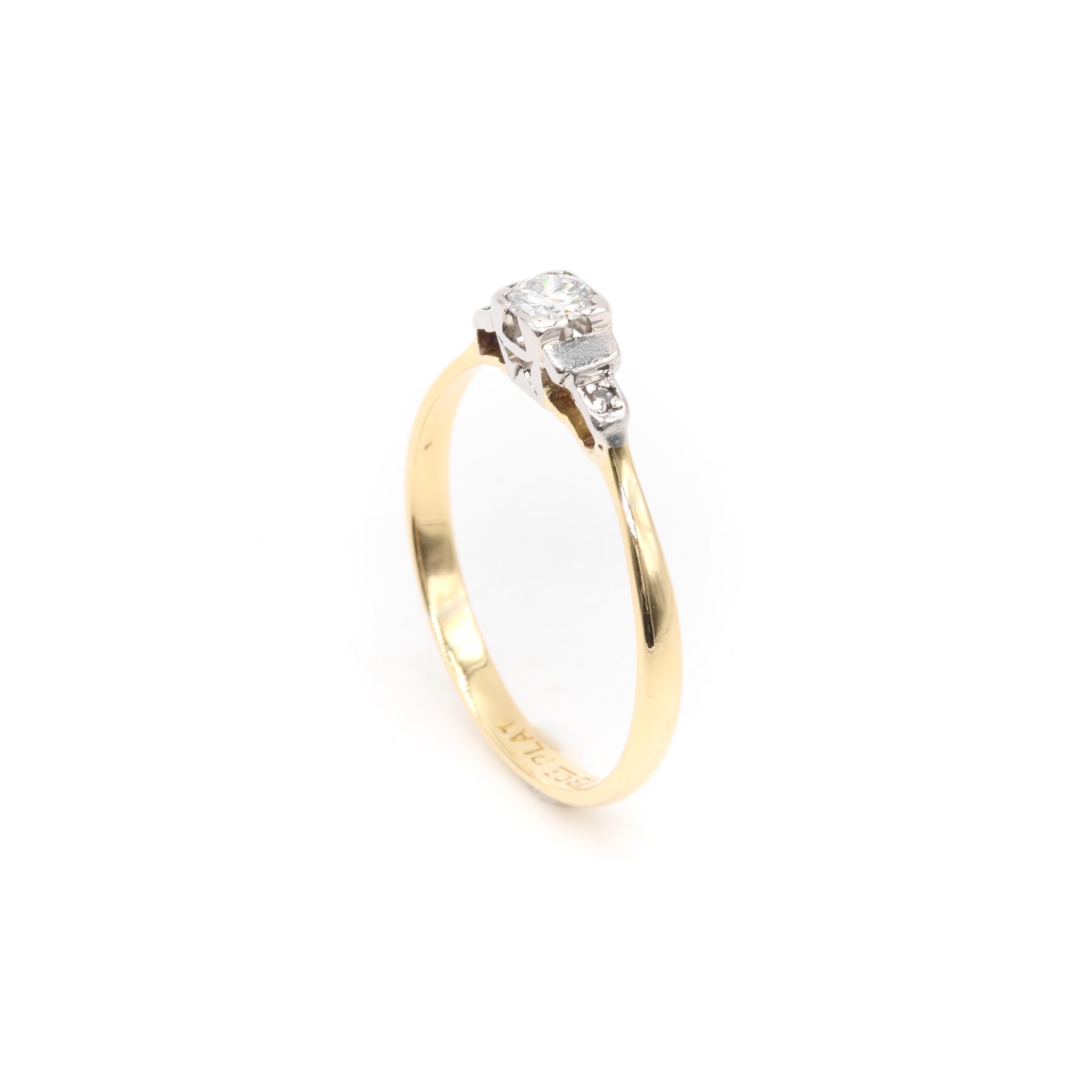 Bague trilogie Art déco des années 1930 en or jaune 18 carats et platine avec diamants de 0,18 carat en vente 3