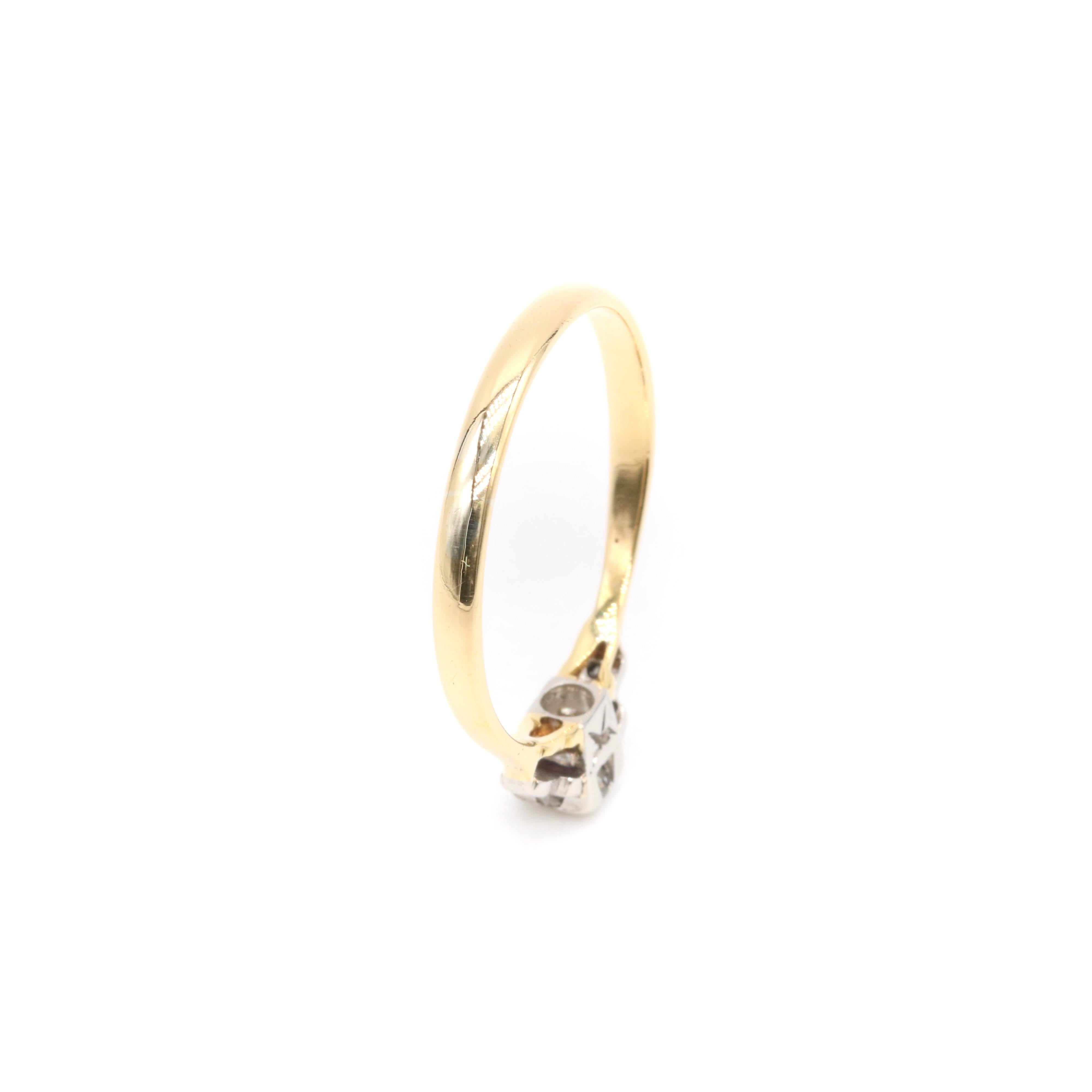Bague trilogie Art déco des années 1930 en or jaune 18 carats et platine avec diamants de 0,18 carat en vente 4