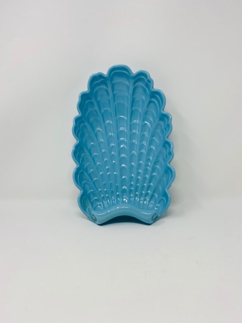 Art Decó 1930 Abingdon Bandeja de cerámica de concha azul pastel Cerámico en venta