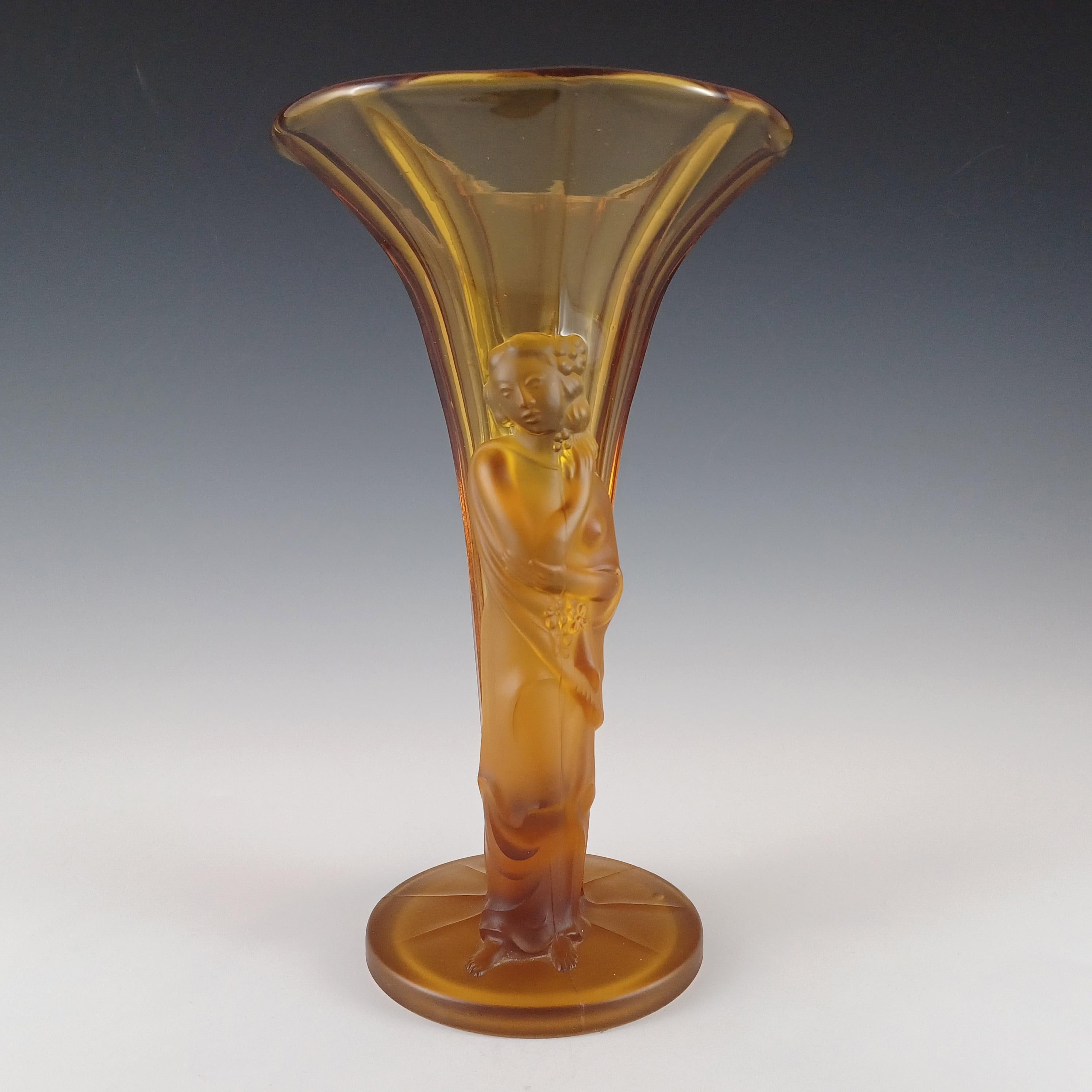 Un meraviglioso vaso da donna orientale in vetro ambrato smerigliato art déco. Molto probabilmente è stato realizzato in Cecoslovacchia negli anni '30.

Dimensione
Misura circa 9,5 pollici di altezza e 5,75 pollici di diametro nel punto più