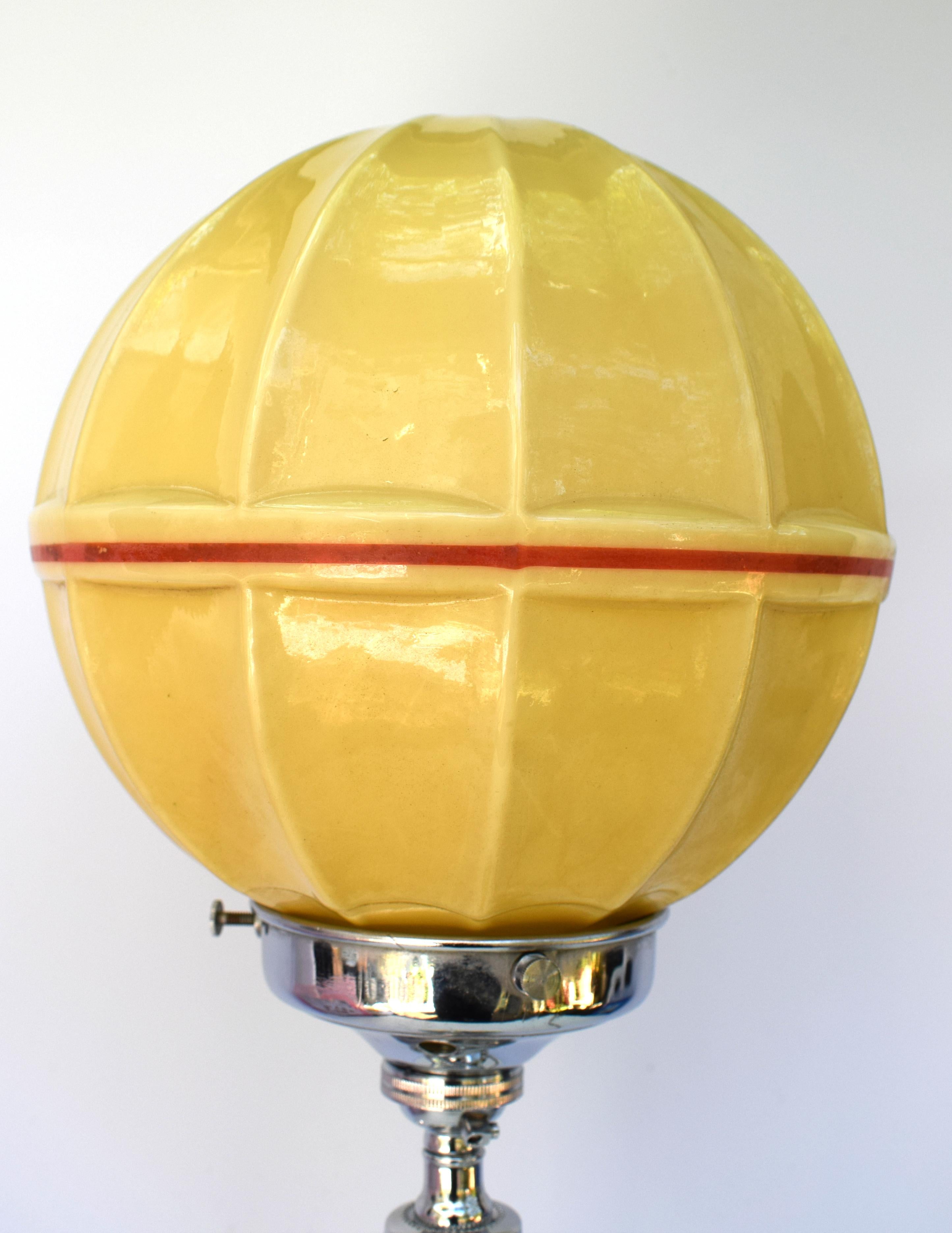 English Art Deco 1930s Bakelite and Chrome Table Lamp For Sale