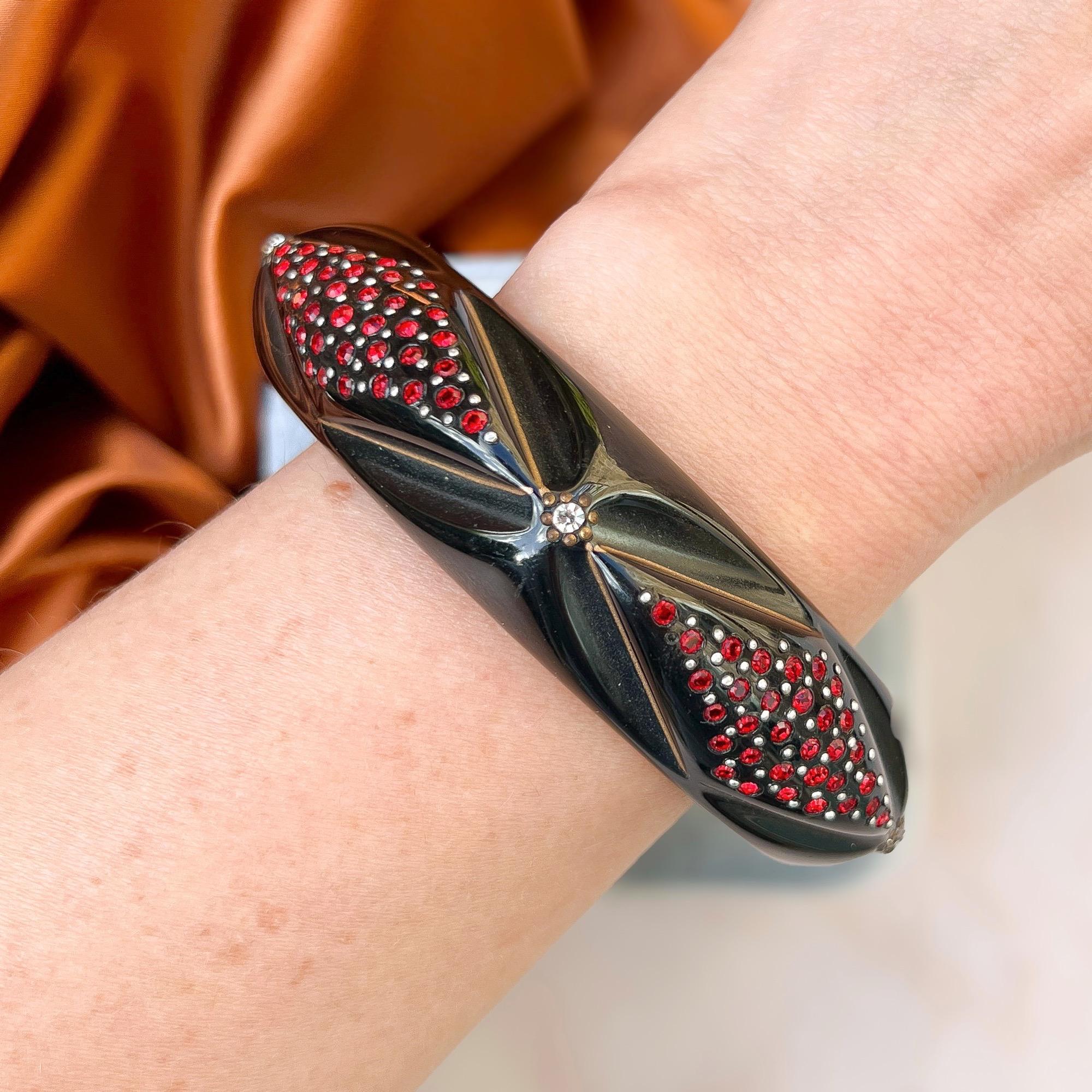 Art Deco 1930S Black Celluloid and Ruby Rhinestones Vintage Geometric Bangle In Good Condition For Sale In Skelmersdale, GB