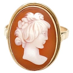 Anello Art Carved 1930 con cammeo di conchiglia intagliato in oro giallo 14 carati
